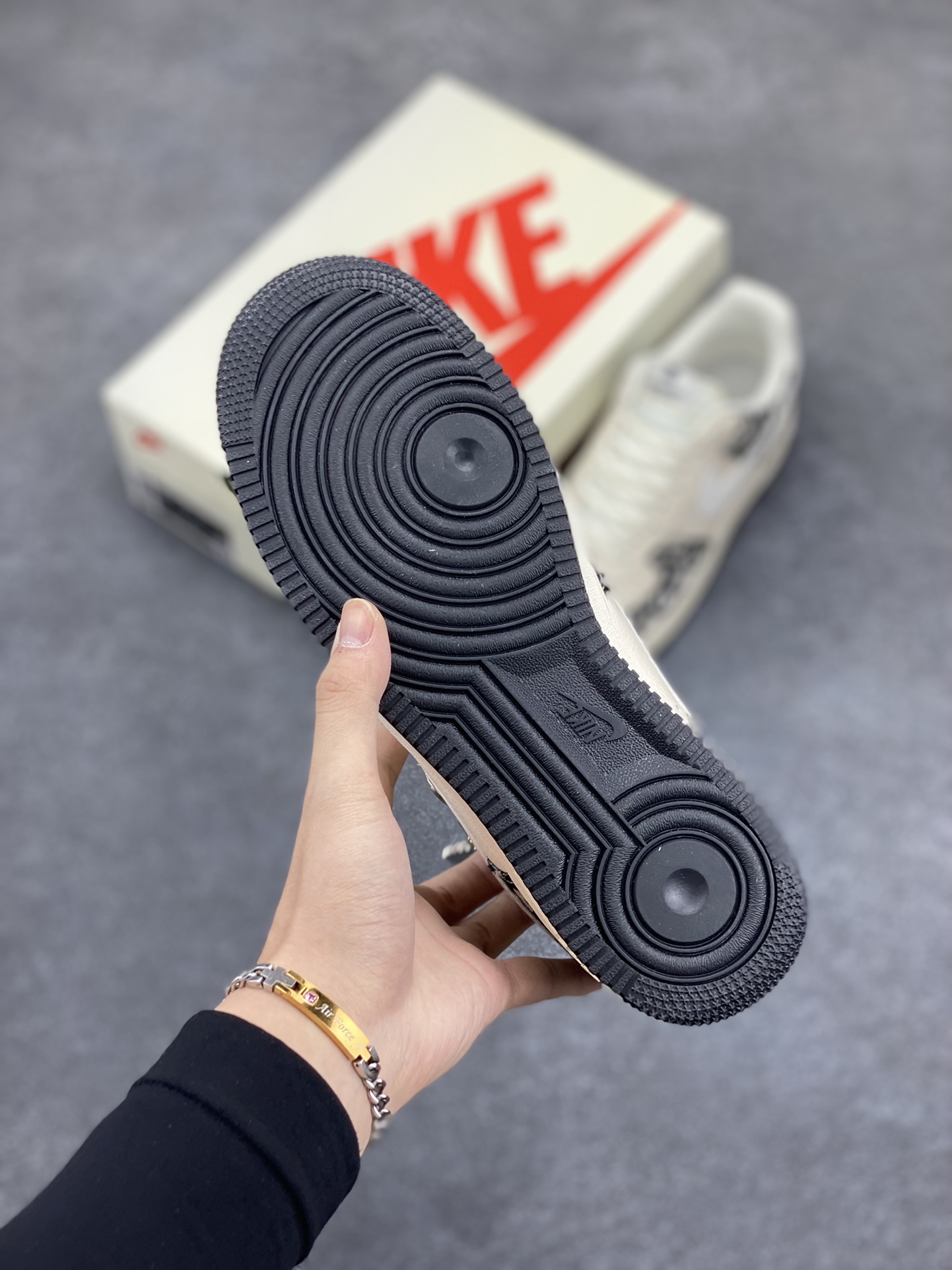 图片[5]-NIke Air Force 1 \’07 Low “迪奥联名——黑花纹”空军一号 低帮 运动鞋 休闲鞋 折边针车 工艺难度大 原楦头原纸板 原装鞋盒 定制五金配件 内置全掌气垫 原厂鞋底 货号：DF0188-028 尺码：36 36.5 37.5 38 38.5 39 40 40.5 41 42 42.5 43 44 44.5 45-选品中心