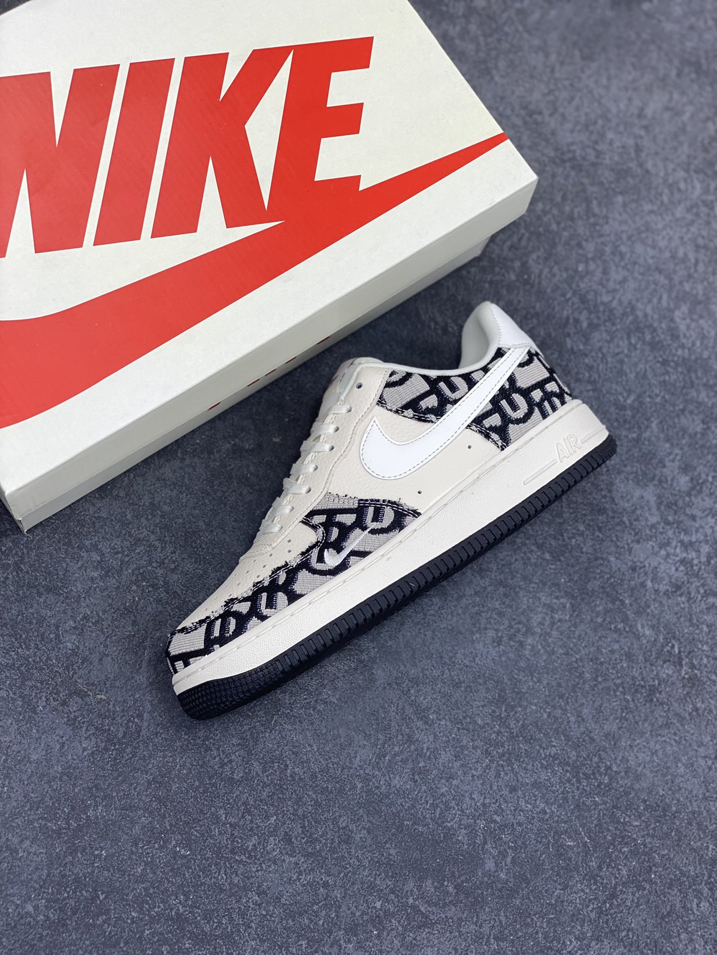 图片[7]-NIke Air Force 1 \’07 Low “迪奥联名——黑花纹”空军一号 低帮 运动鞋 休闲鞋 折边针车 工艺难度大 原楦头原纸板 原装鞋盒 定制五金配件 内置全掌气垫 原厂鞋底 货号：DF0188-028 尺码：36 36.5 37.5 38 38.5 39 40 40.5 41 42 42.5 43 44 44.5 45-选品中心