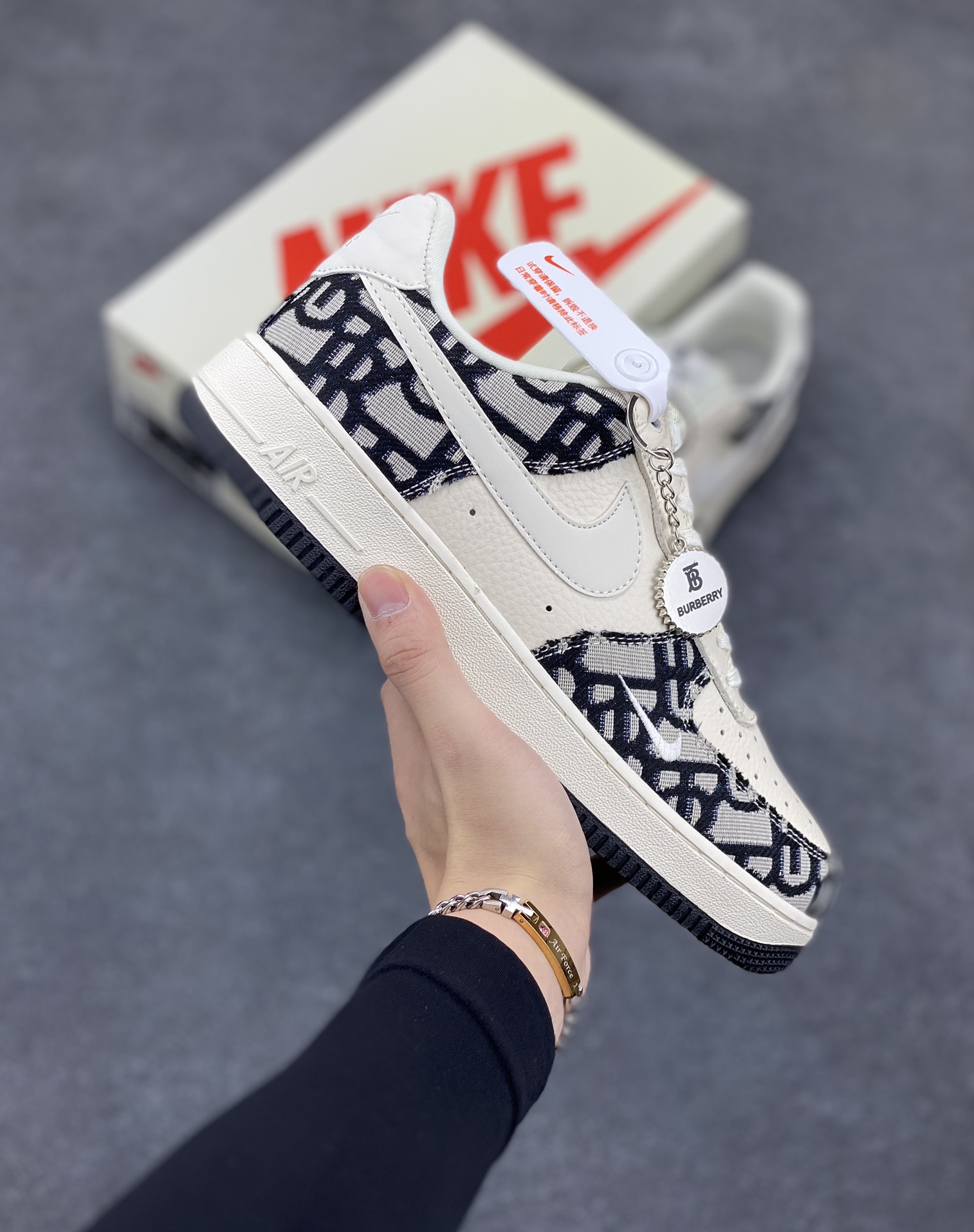NIke Air Force 1 \'07 Low “迪奥联名——黑花纹”空军一号 低帮 运动鞋 休闲鞋 折边针车 工艺难度大 原楦头原纸板 原装鞋盒 定制五金配件 内置全掌气垫 原厂鞋底 货号：DF0188-028 尺码：36 36.5 37.5 38 38.5 39 40 40.5 41 42 42.5 43 44 44.5 45-选品中心