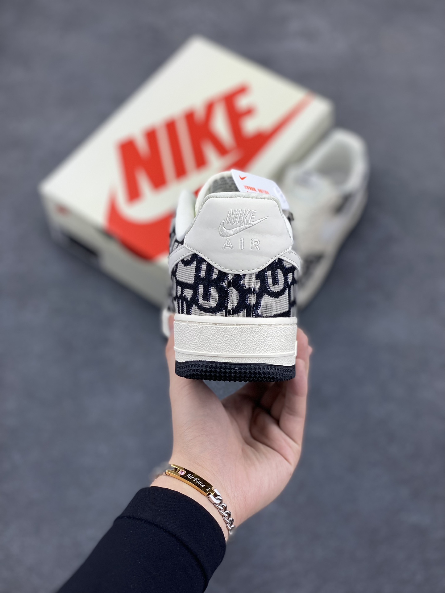 图片[4]-NIke Air Force 1 \’07 Low “迪奥联名——黑花纹”空军一号 低帮 运动鞋 休闲鞋 折边针车 工艺难度大 原楦头原纸板 原装鞋盒 定制五金配件 内置全掌气垫 原厂鞋底 货号：DF0188-028 尺码：36 36.5 37.5 38 38.5 39 40 40.5 41 42 42.5 43 44 44.5 45-选品中心