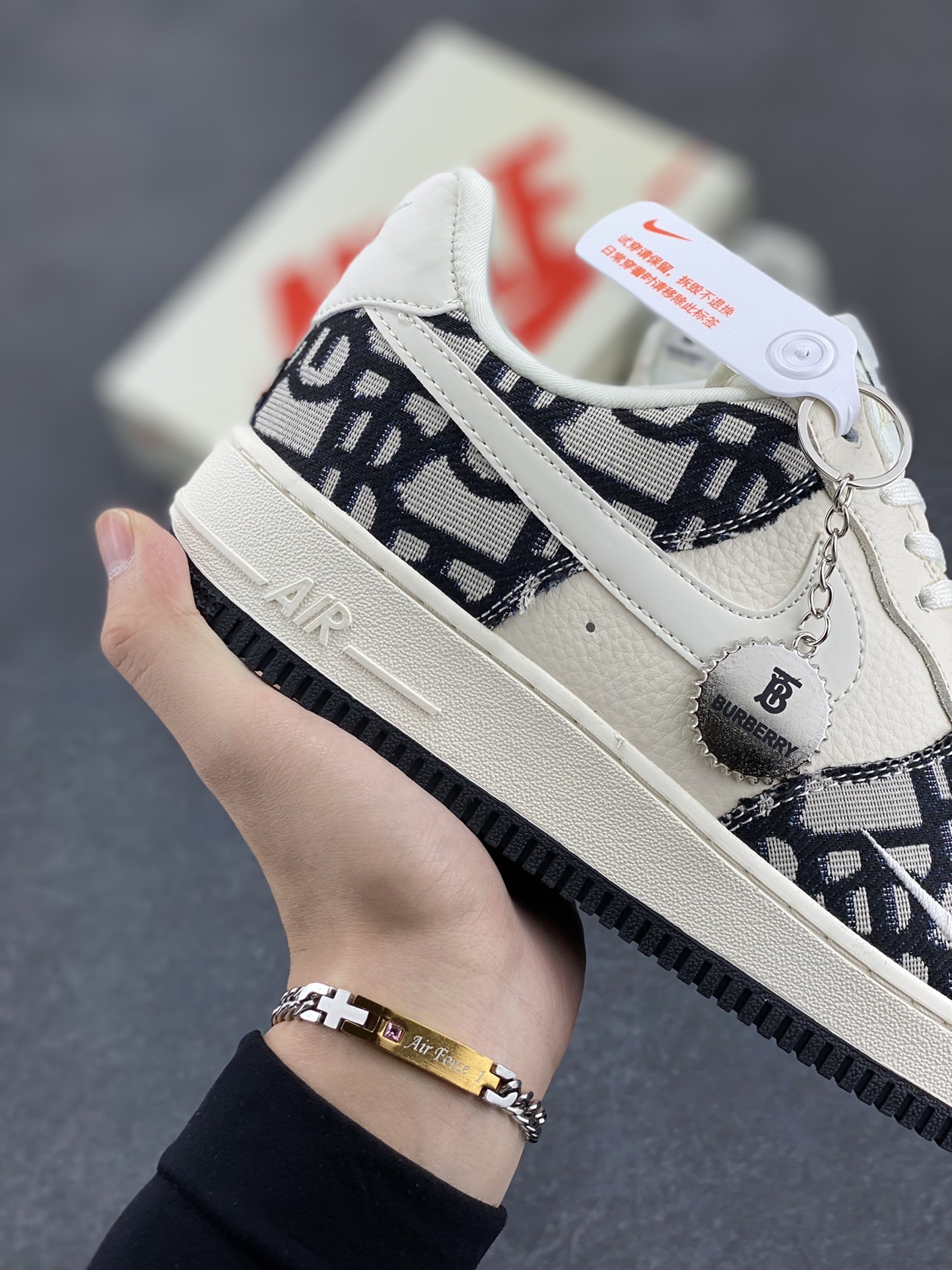 图片[6]-NIke Air Force 1 \’07 Low “迪奥联名——黑花纹”空军一号 低帮 运动鞋 休闲鞋 折边针车 工艺难度大 原楦头原纸板 原装鞋盒 定制五金配件 内置全掌气垫 原厂鞋底 货号：DF0188-028 尺码：36 36.5 37.5 38 38.5 39 40 40.5 41 42 42.5 43 44 44.5 45-选品中心