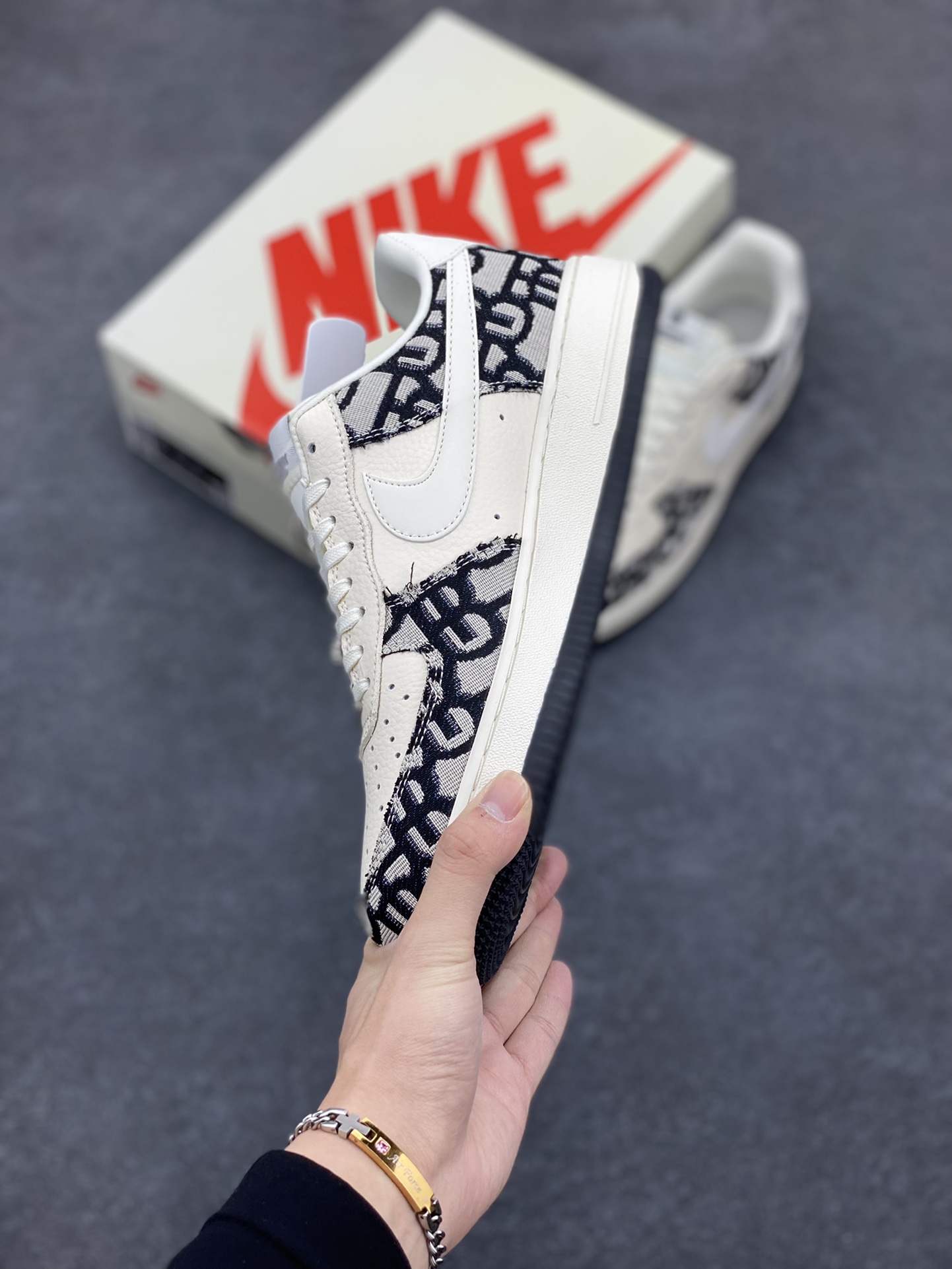 图片[3]-NIke Air Force 1 \’07 Low “迪奥联名——黑花纹”空军一号 低帮 运动鞋 休闲鞋 折边针车 工艺难度大 原楦头原纸板 原装鞋盒 定制五金配件 内置全掌气垫 原厂鞋底 货号：DF0188-028 尺码：36 36.5 37.5 38 38.5 39 40 40.5 41 42 42.5 43 44 44.5 45-选品中心