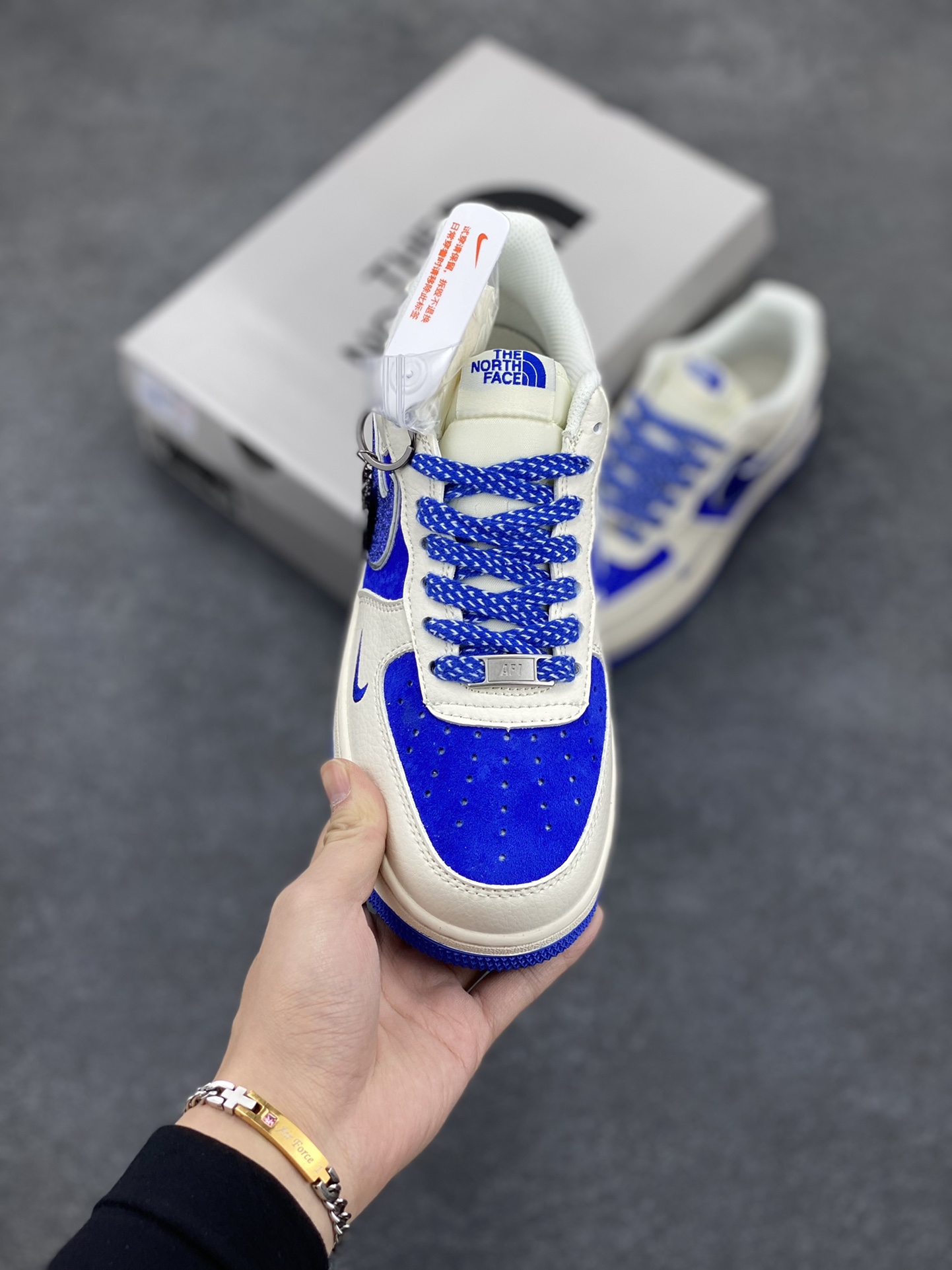 图片[2]-NIke Air Force 1 \’07 Low “北面联名”空军一号 低帮 运动鞋 休闲鞋 折边针车 工艺难度大 原楦头原纸板 原装鞋盒 定制五金配件 内置全掌气垫 原厂鞋底 货号：QY6818-530 尺码：36 36.5 37.5 38 38.5 39 40 40.5 41 42 42.5 43 44 44.5 45-选品中心