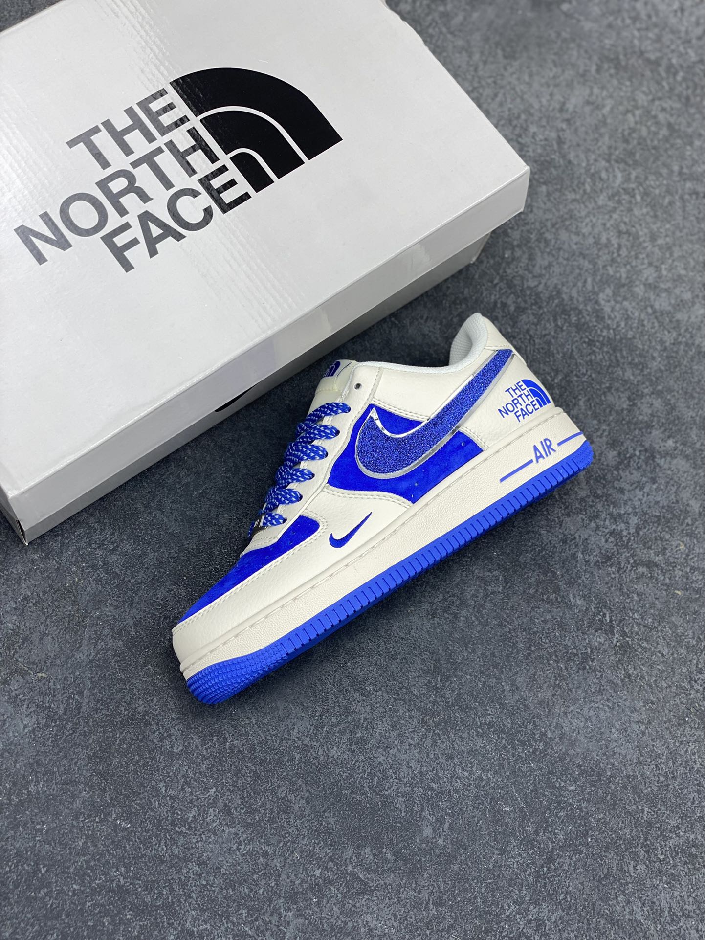 图片[7]-NIke Air Force 1 \’07 Low “北面联名”空军一号 低帮 运动鞋 休闲鞋 折边针车 工艺难度大 原楦头原纸板 原装鞋盒 定制五金配件 内置全掌气垫 原厂鞋底 货号：QY6818-530 尺码：36 36.5 37.5 38 38.5 39 40 40.5 41 42 42.5 43 44 44.5 45-选品中心