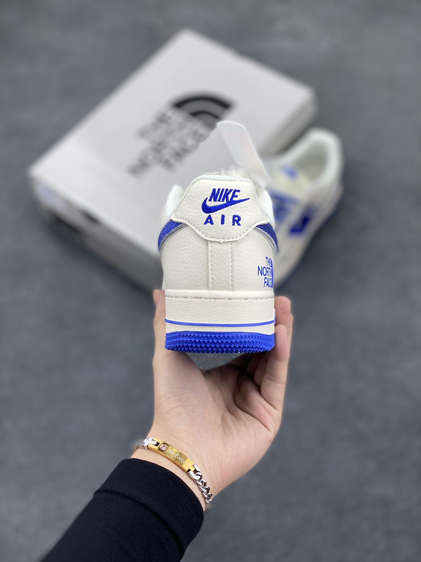 图片[4]-NIke Air Force 1 \’07 Low “北面联名”空军一号 低帮 运动鞋 休闲鞋 折边针车 工艺难度大 原楦头原纸板 原装鞋盒 定制五金配件 内置全掌气垫 原厂鞋底 货号：QY6818-530 尺码：36 36.5 37.5 38 38.5 39 40 40.5 41 42 42.5 43 44 44.5 45-选品中心