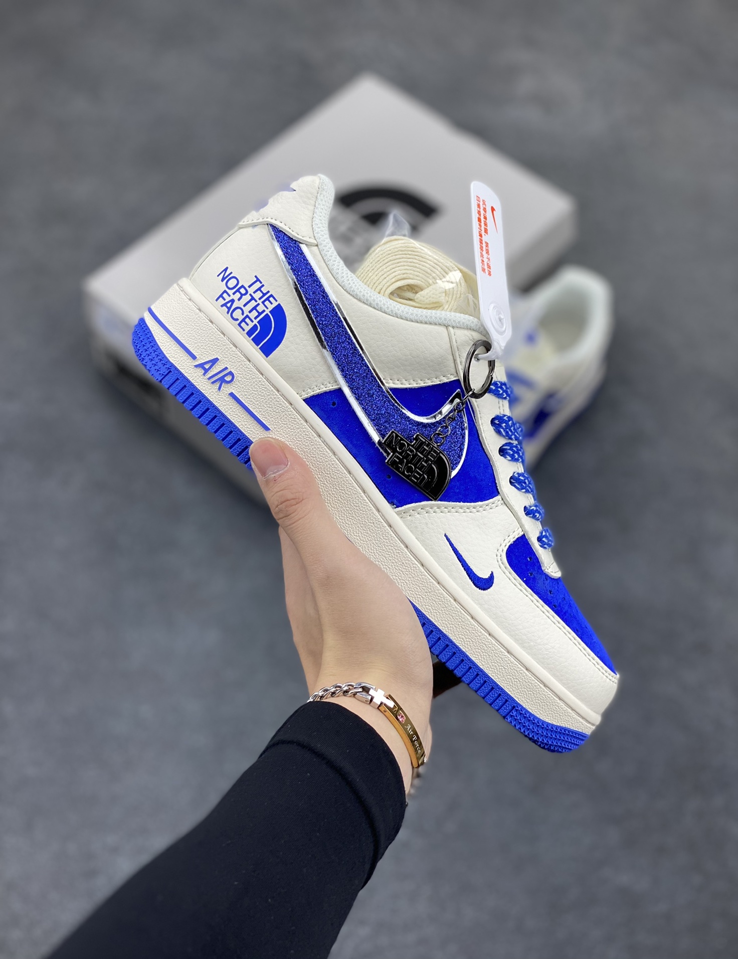 NIke Air Force 1 \'07 Low “北面联名”空军一号 低帮 运动鞋 休闲鞋 折边针车 工艺难度大 原楦头原纸板 原装鞋盒 定制五金配件 内置全掌气垫 原厂鞋底 货号：QY6818-530 尺码：36 36.5 37.5 38 38.5 39 40 40.5 41 42 42.5 43 44 44.5 45-选品中心
