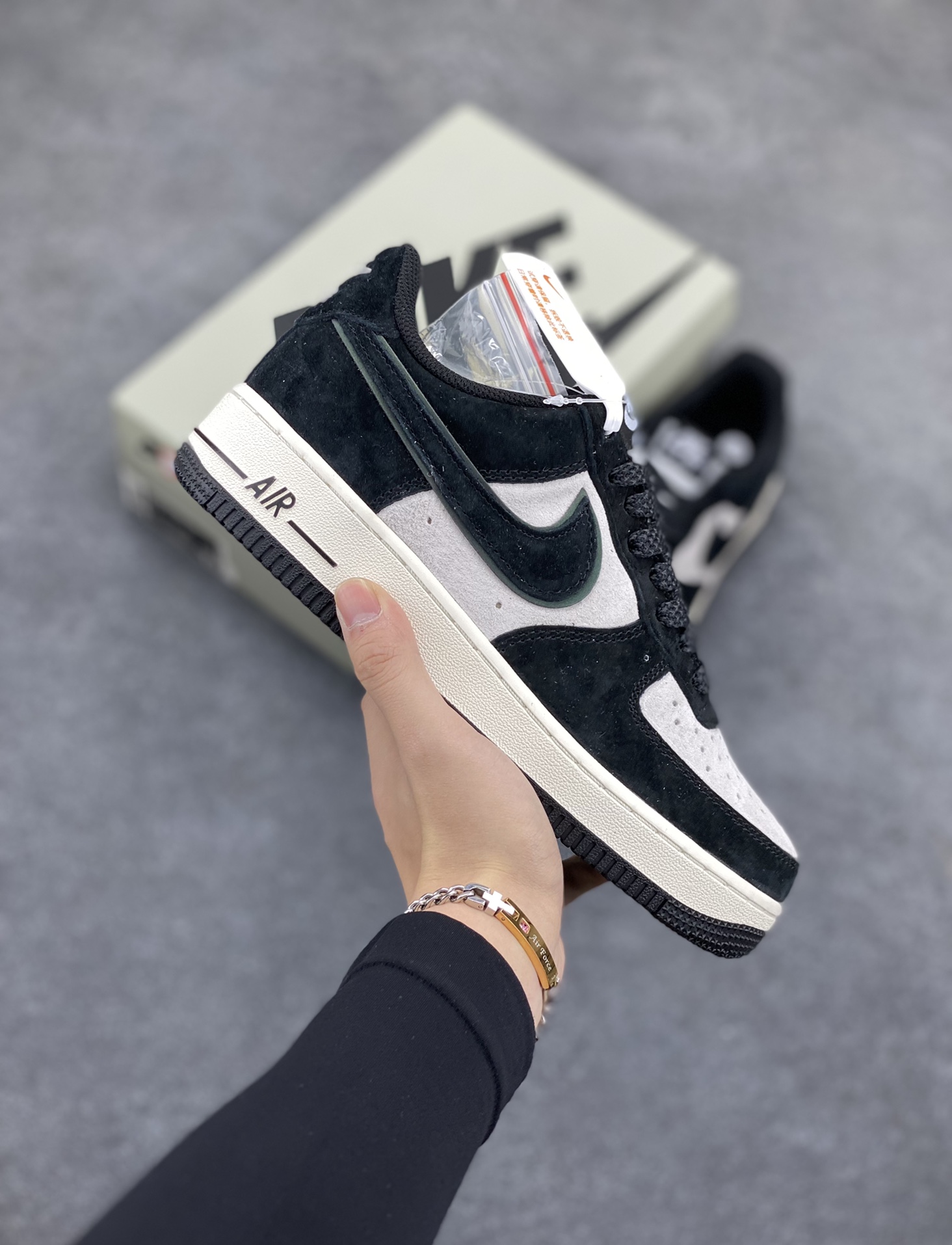 Nike Air Force 1 Low ’07 全麂皮 熊猫配色 空军一号低帮休闲板鞋 原厂麂皮 原楦原纸板 纯正版型 正品NFC感应芯片 高清洁度 内置全掌气垫 货号:MX0820-502 尺码:36 36.5 37.5 38 38.5 39 40 40.5 41 42 42.5 43 44 44.5 45-选品中心