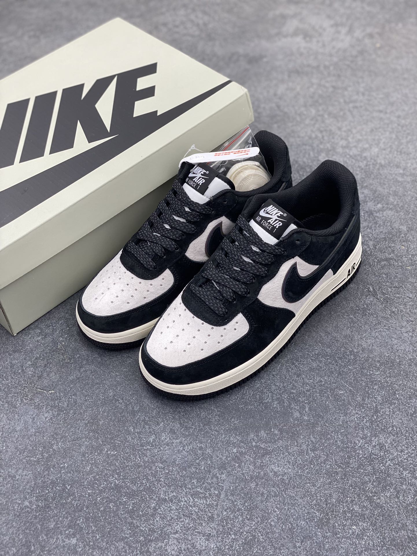 图片[8]-Nike Air Force 1 Low ’07 全麂皮 熊猫配色 空军一号低帮休闲板鞋 原厂麂皮 原楦原纸板 纯正版型 正品NFC感应芯片 高清洁度 内置全掌气垫 货号：MX0820-502 尺码：36 36.5 37.5 38 38.5 39 40 40.5 41 42 42.5 43 44 44.5 45-选品中心