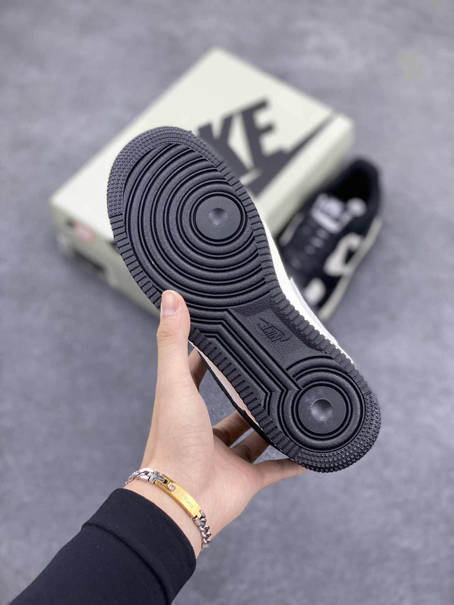 图片[5]-Nike Air Force 1 Low ’07 全麂皮 熊猫配色 空军一号低帮休闲板鞋 原厂麂皮 原楦原纸板 纯正版型 正品NFC感应芯片 高清洁度 内置全掌气垫 货号：MX0820-502 尺码：36 36.5 37.5 38 38.5 39 40 40.5 41 42 42.5 43 44 44.5 45-选品中心