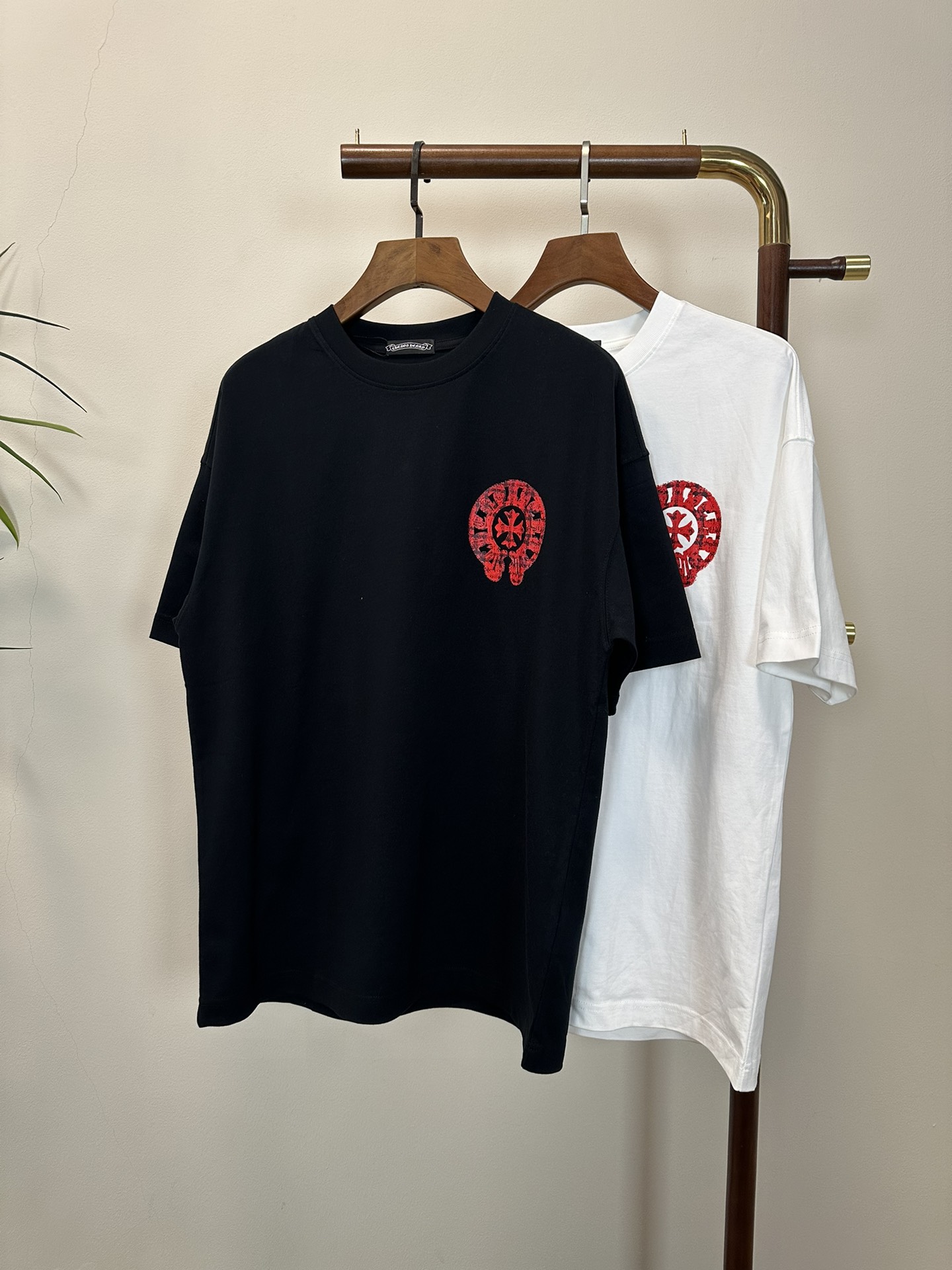 NO:423412,(Support after-sales service after-sales service after-sales service) CH Croxin 2025 new round neck short-sleeved T-shirt high-end version!  Customized fabrics for counters are breathable and comfortable, with impeccable details, and the brand element design concept reflects high quality. The feel is delicate and soft!  It is casually cut, with a great upper body style!  S-XL, chrome hearts, T-shirt,tees, t-shirt,alexander wang19860909（支持年后售后） CH 克罗心2025新款 圆领 短袖 T恤 高端版本！专柜定制面料 透气舒适度高,细节无可挑剔,品牌元素设计理念,体现高品质.手感细腻柔软！呈现休闲裁剪,上身版型超赞！ 码数S- XL,,chrome hearts,T-shirt,tees，t-shirt,alexander wang,Men's clothing