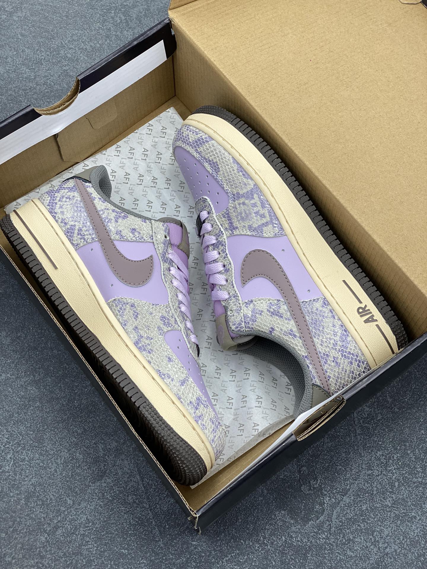 图片[9]-Nike Air Force 1 Low 蛇鳞紫灰 原楦头原纸板 打造纯正空军版型 专注外贸渠道 全掌内置蜂窝气垫 原盒配件 原厂中底钢印、拉帮完美 货号：HF2898-500 尺码：36 36.5 37.5 38 38.5 39 40 40.5 41 42 42.5 43 44 44.5 45-选品中心