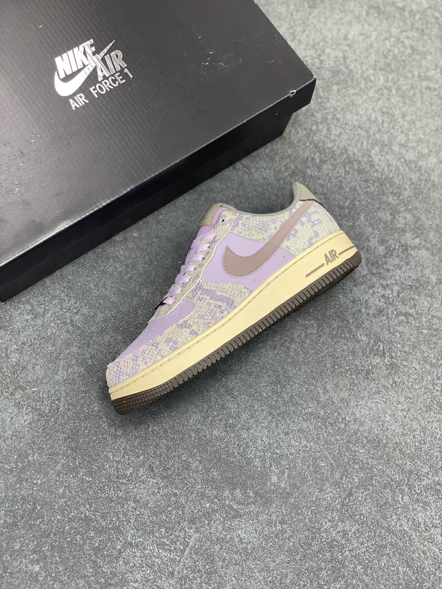 图片[7]-Nike Air Force 1 Low 蛇鳞紫灰 原楦头原纸板 打造纯正空军版型 专注外贸渠道 全掌内置蜂窝气垫 原盒配件 原厂中底钢印、拉帮完美 货号：HF2898-500 尺码：36 36.5 37.5 38 38.5 39 40 40.5 41 42 42.5 43 44 44.5 45-选品中心