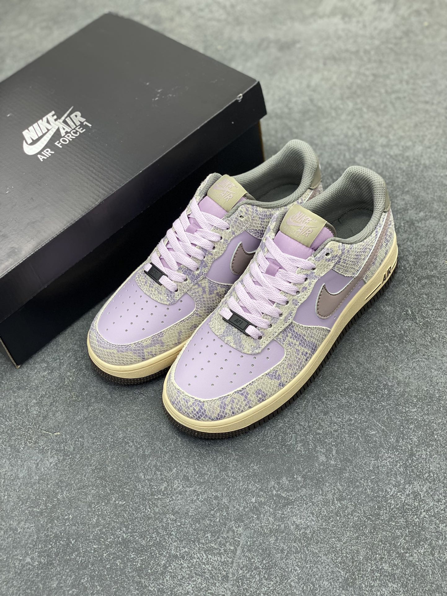 图片[8]-Nike Air Force 1 Low 蛇鳞紫灰 原楦头原纸板 打造纯正空军版型 专注外贸渠道 全掌内置蜂窝气垫 原盒配件 原厂中底钢印、拉帮完美 货号：HF2898-500 尺码：36 36.5 37.5 38 38.5 39 40 40.5 41 42 42.5 43 44 44.5 45-选品中心