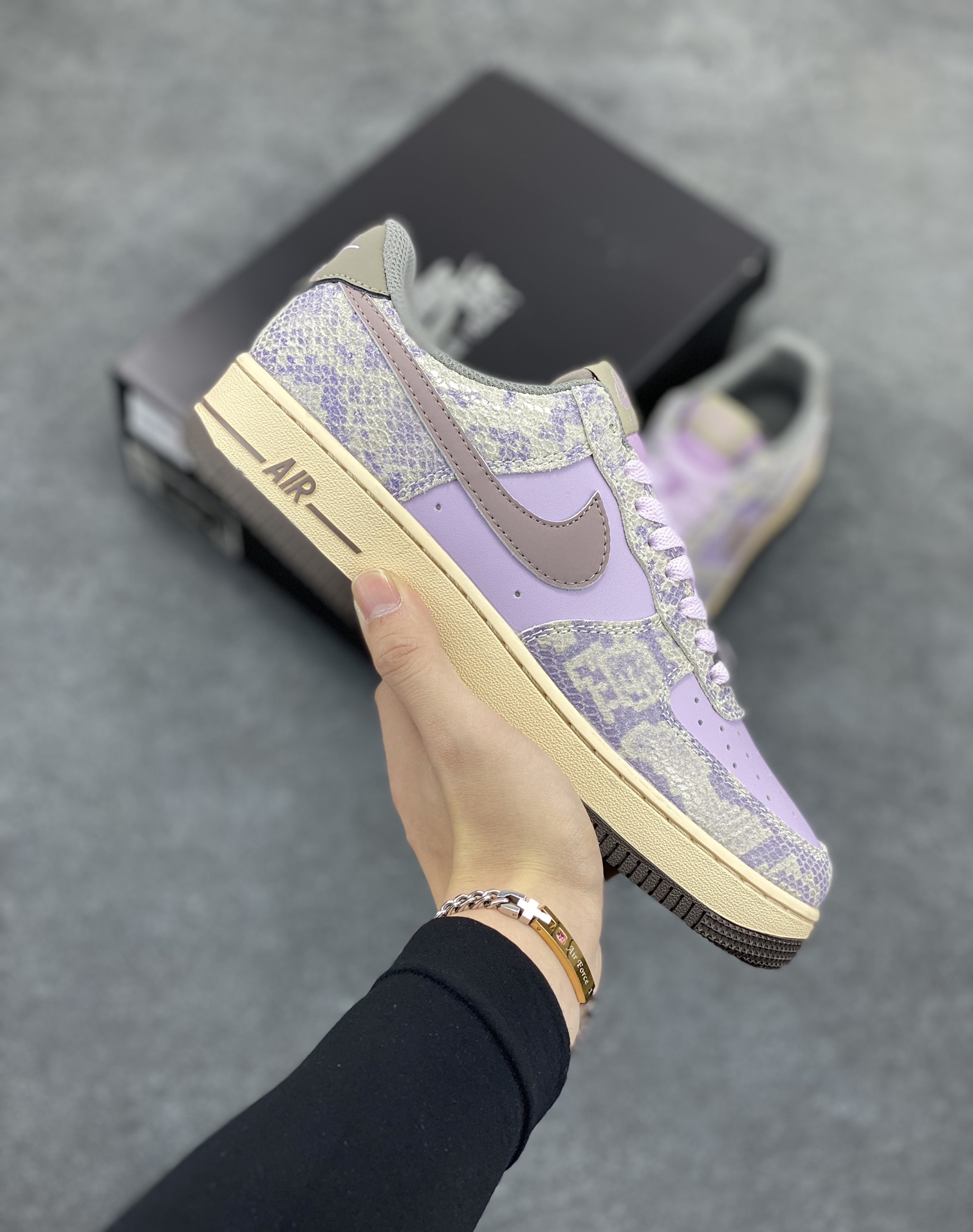 Nike Air Force 1 Low 蛇鳞紫灰 原楦头原纸板 打造纯正空军版型 专注外贸渠道 全掌内置蜂窝气垫 原盒配件 原厂中底钢印、拉帮完美 货号:HF2898-500 尺码:36 36.5 37.5 38 38.5 39 40 40.5 41 42 42.5 43 44 44.5 45-选品中心