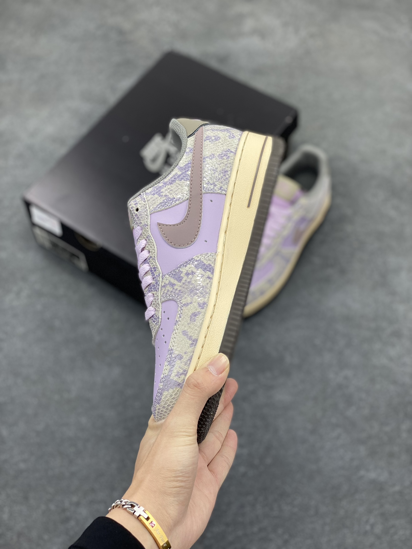 图片[3]-Nike Air Force 1 Low 蛇鳞紫灰 原楦头原纸板 打造纯正空军版型 专注外贸渠道 全掌内置蜂窝气垫 原盒配件 原厂中底钢印、拉帮完美 货号：HF2898-500 尺码：36 36.5 37.5 38 38.5 39 40 40.5 41 42 42.5 43 44 44.5 45-选品中心
