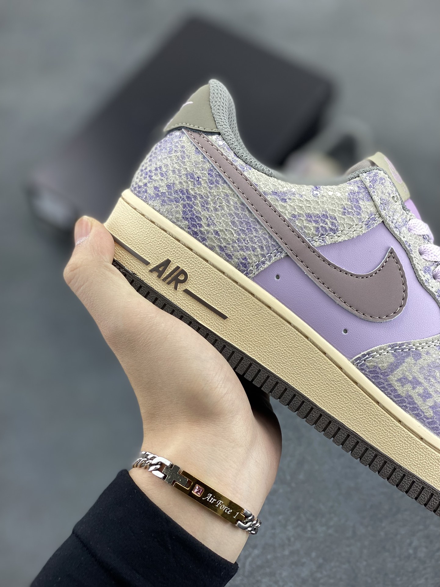 图片[6]-Nike Air Force 1 Low 蛇鳞紫灰 原楦头原纸板 打造纯正空军版型 专注外贸渠道 全掌内置蜂窝气垫 原盒配件 原厂中底钢印、拉帮完美 货号：HF2898-500 尺码：36 36.5 37.5 38 38.5 39 40 40.5 41 42 42.5 43 44 44.5 45-选品中心