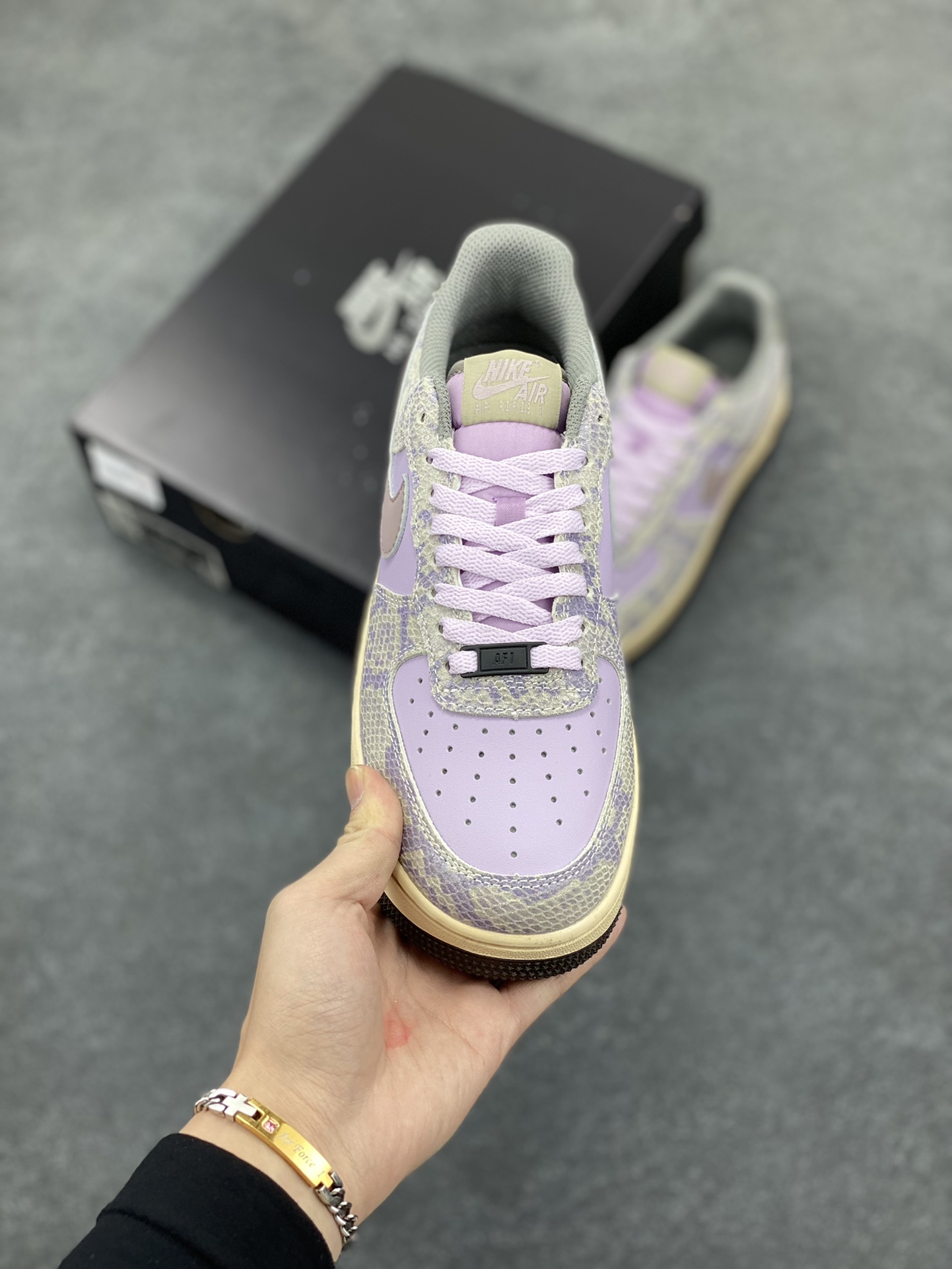 图片[2]-Nike Air Force 1 Low 蛇鳞紫灰 原楦头原纸板 打造纯正空军版型 专注外贸渠道 全掌内置蜂窝气垫 原盒配件 原厂中底钢印、拉帮完美 货号：HF2898-500 尺码：36 36.5 37.5 38 38.5 39 40 40.5 41 42 42.5 43 44 44.5 45-选品中心