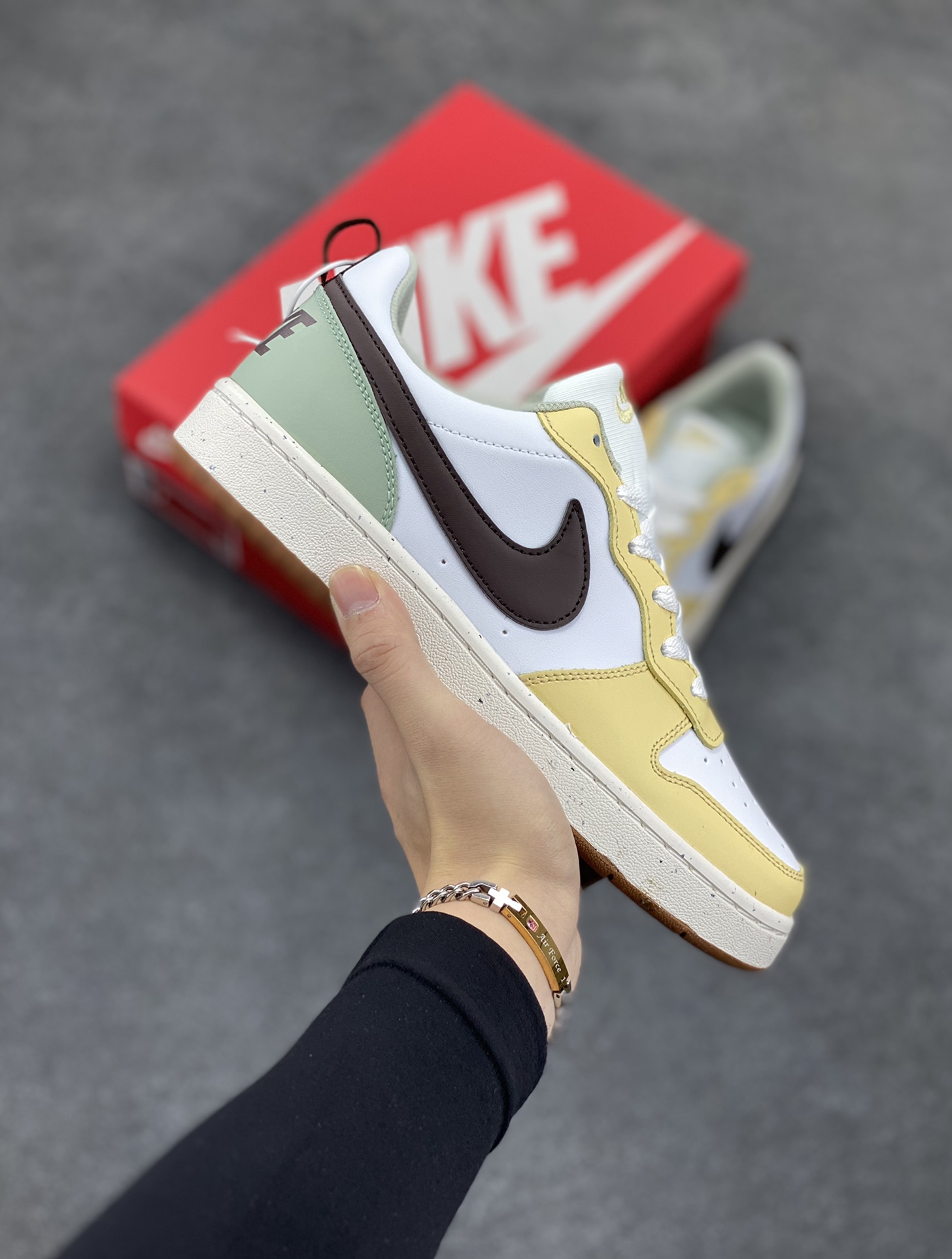 福利特价 Nike Court Borough Low 低帮百搭透气休闲运动板鞋男女鞋 经典耐用的设计,兼顾舒适脚感和出众风范,演绎匠心之作。结构性的支撑贴合感结合复古篮球设计,塑就场外全明星风范。 货号:HV1804-121 尺码:35.5 36 36.5 37.5 38 38.5 39 40 40.5 41 42 42.5 43-选品中心