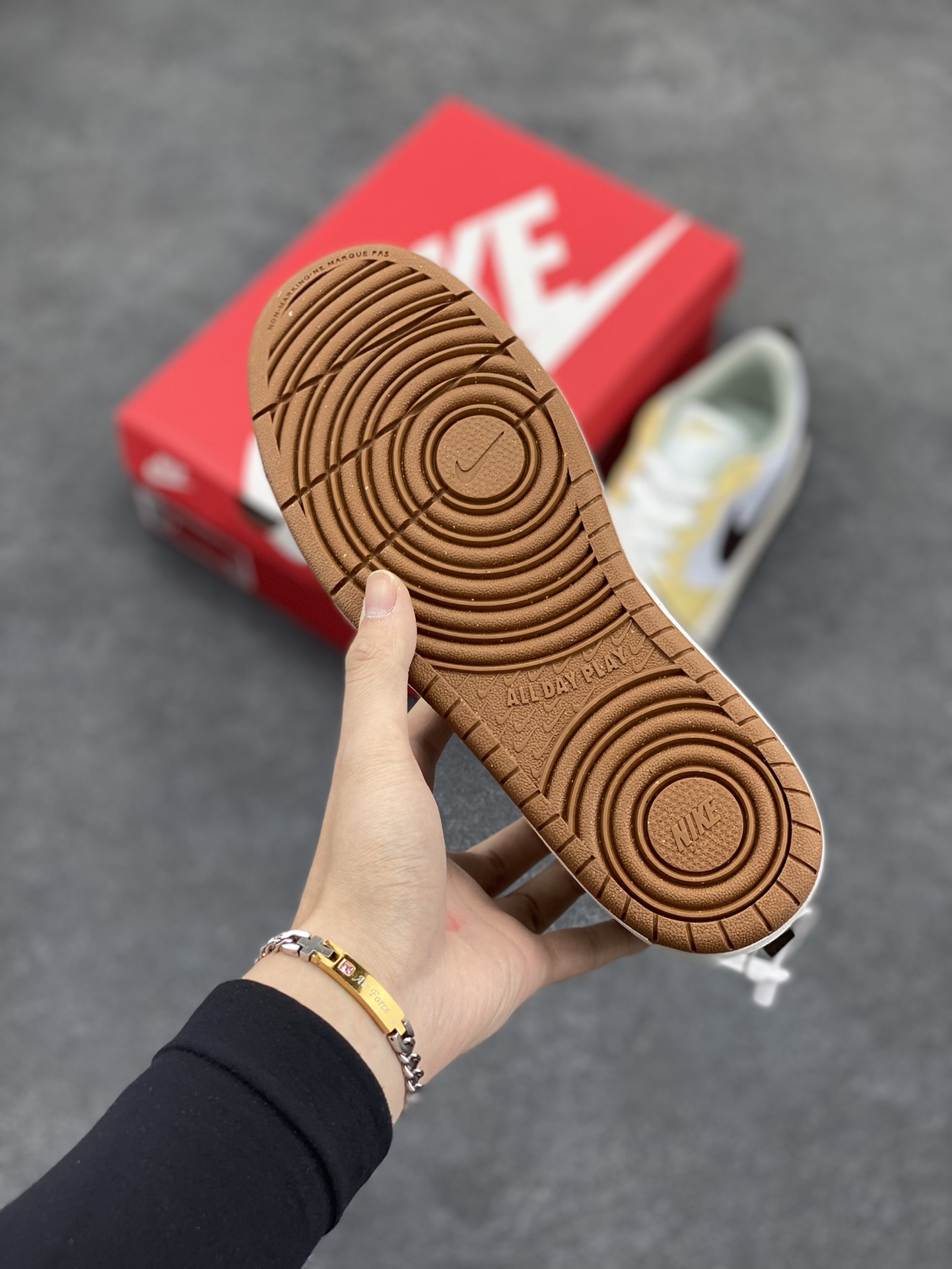 图片[5]-福利特价 Nike Court Borough Low 低帮百搭透气休闲运动板鞋男女鞋 经典耐用的设计，兼顾舒适脚感和出众风范，演绎匠心之作。结构性的支撑贴合感结合复古篮球设计，塑就场外全明星风范。 货号：HV1804-121 尺码：35.5 36 36.5 37.5 38 38.5 39 40 40.5 41 42 42.5 43-选品中心