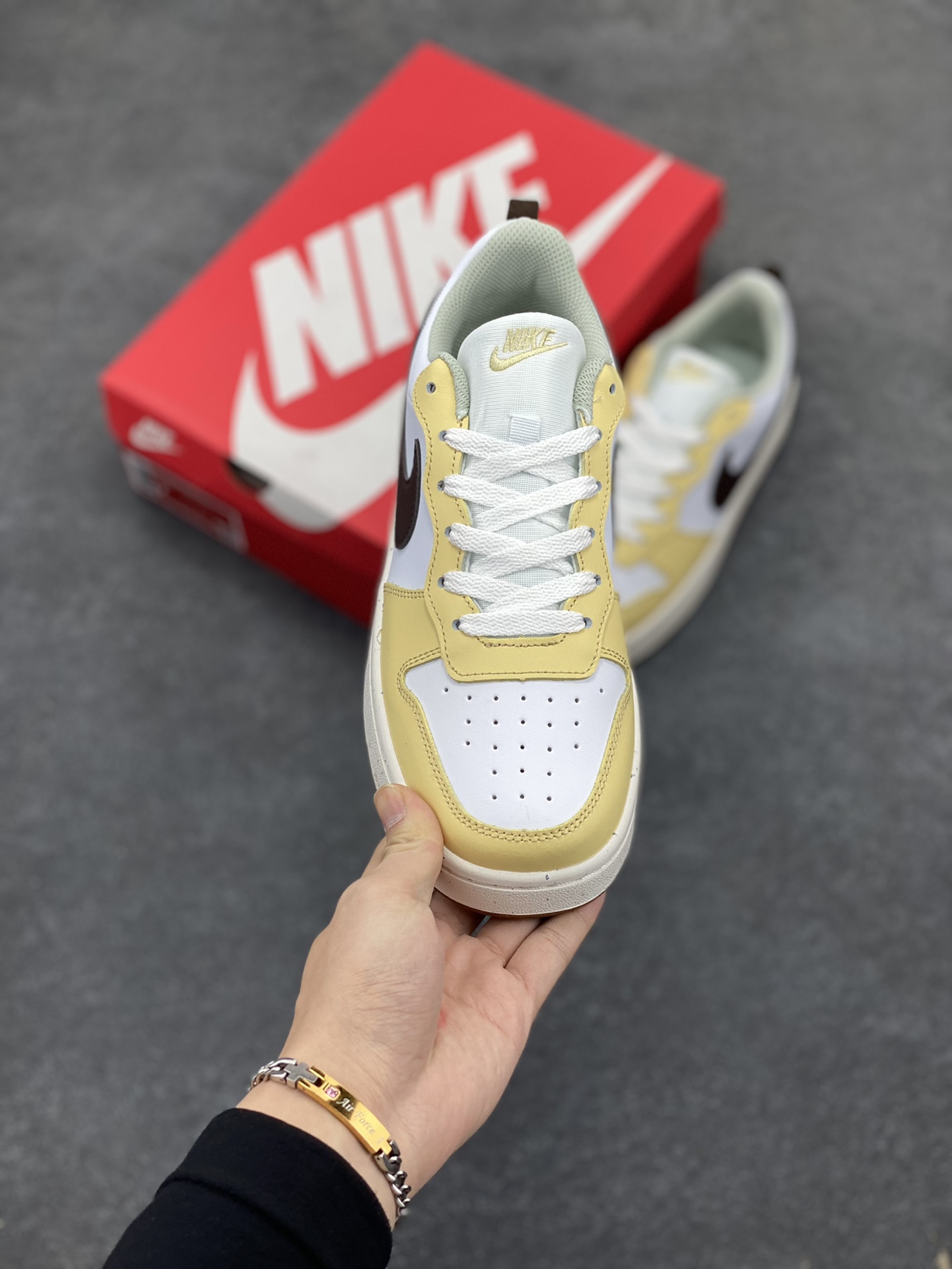 图片[2]-福利特价 Nike Court Borough Low 低帮百搭透气休闲运动板鞋男女鞋 经典耐用的设计，兼顾舒适脚感和出众风范，演绎匠心之作。结构性的支撑贴合感结合复古篮球设计，塑就场外全明星风范。 货号：HV1804-121 尺码：35.5 36 36.5 37.5 38 38.5 39 40 40.5 41 42 42.5 43-选品中心