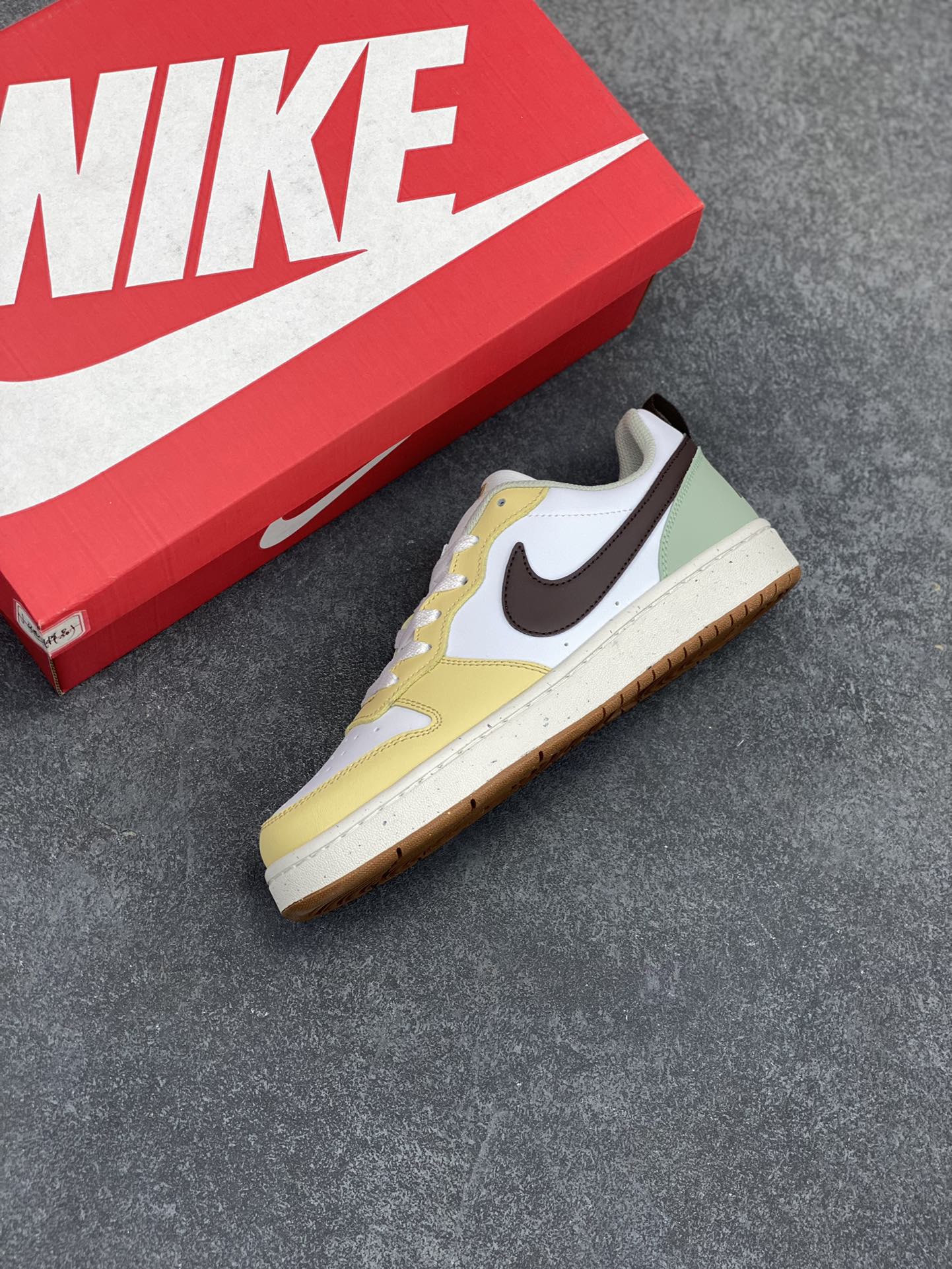 图片[7]-福利特价 Nike Court Borough Low 低帮百搭透气休闲运动板鞋男女鞋 经典耐用的设计，兼顾舒适脚感和出众风范，演绎匠心之作。结构性的支撑贴合感结合复古篮球设计，塑就场外全明星风范。 货号：HV1804-121 尺码：35.5 36 36.5 37.5 38 38.5 39 40 40.5 41 42 42.5 43-选品中心