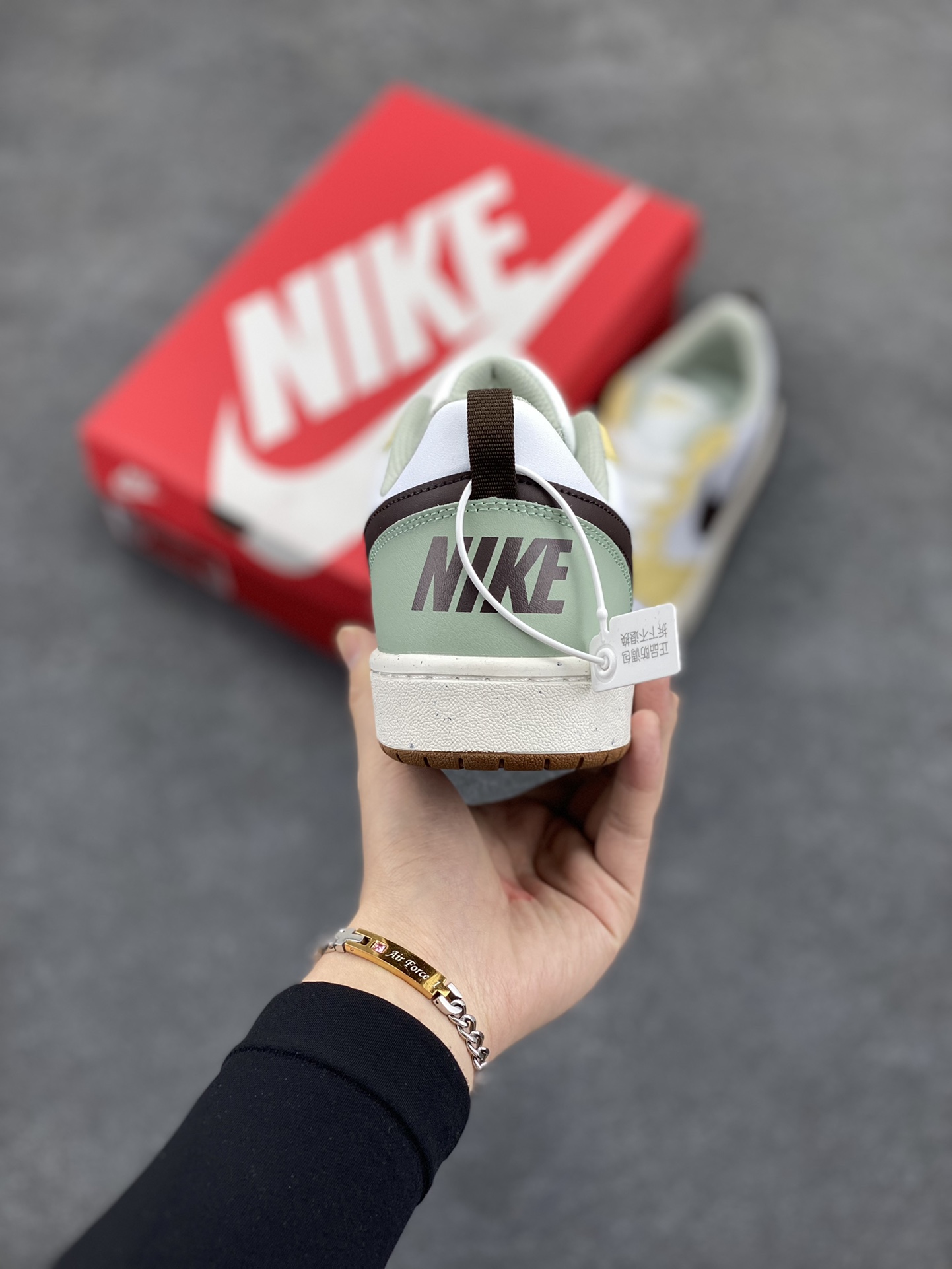 图片[4]-福利特价 Nike Court Borough Low 低帮百搭透气休闲运动板鞋男女鞋 经典耐用的设计，兼顾舒适脚感和出众风范，演绎匠心之作。结构性的支撑贴合感结合复古篮球设计，塑就场外全明星风范。 货号：HV1804-121 尺码：35.5 36 36.5 37.5 38 38.5 39 40 40.5 41 42 42.5 43-选品中心