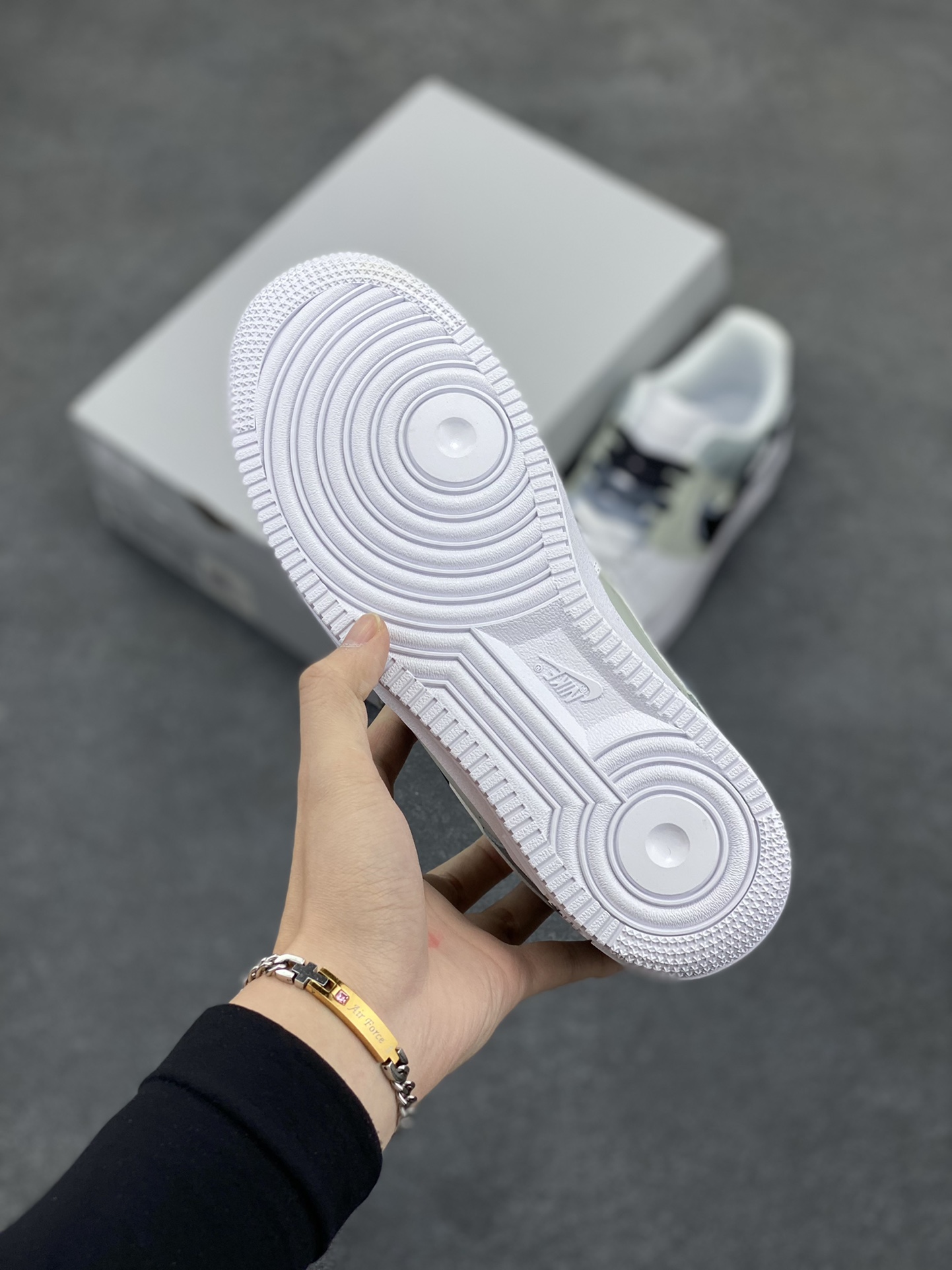 图片[5]-“手绘断勾”订制空军一号板鞋 一款简约的极简风格手绘空军鞋，采用断勾设计，展现出独特的设计风格。鞋面采用高品质的皮革材质，柔软舒适，穿着舒适。鞋底采用耐磨的橡胶材质，具有优异的抗磨性能。鞋面上的空军标志是本款鞋的亮点之一，增加了鞋子的时尚感和个性。这款断勾风格的手绘空军鞋适合搭配各种服饰，无论是休闲装还是运动装都能轻松搭配。 货号：CV2288-011 尺码：36 36.5 37.5 38 38.5 39 40 40.5 41 42 42.5 43 44 44.5 45-选品中心