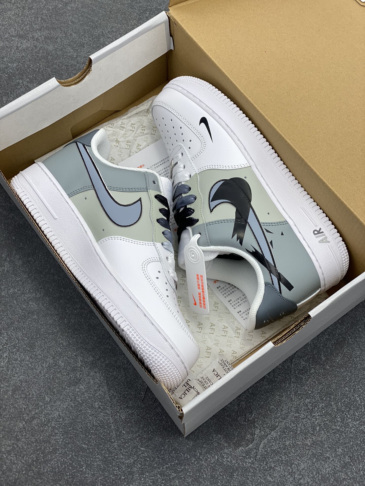 图片[9]-“手绘断勾”订制空军一号板鞋 一款简约的极简风格手绘空军鞋，采用断勾设计，展现出独特的设计风格。鞋面采用高品质的皮革材质，柔软舒适，穿着舒适。鞋底采用耐磨的橡胶材质，具有优异的抗磨性能。鞋面上的空军标志是本款鞋的亮点之一，增加了鞋子的时尚感和个性。这款断勾风格的手绘空军鞋适合搭配各种服饰，无论是休闲装还是运动装都能轻松搭配。 货号：CV2288-011 尺码：36 36.5 37.5 38 38.5 39 40 40.5 41 42 42.5 43 44 44.5 45-选品中心