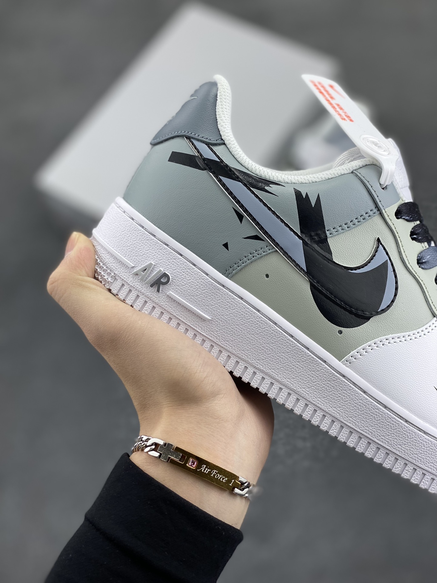 图片[6]-“手绘断勾”订制空军一号板鞋 一款简约的极简风格手绘空军鞋，采用断勾设计，展现出独特的设计风格。鞋面采用高品质的皮革材质，柔软舒适，穿着舒适。鞋底采用耐磨的橡胶材质，具有优异的抗磨性能。鞋面上的空军标志是本款鞋的亮点之一，增加了鞋子的时尚感和个性。这款断勾风格的手绘空军鞋适合搭配各种服饰，无论是休闲装还是运动装都能轻松搭配。 货号：CV2288-011 尺码：36 36.5 37.5 38 38.5 39 40 40.5 41 42 42.5 43 44 44.5 45-选品中心