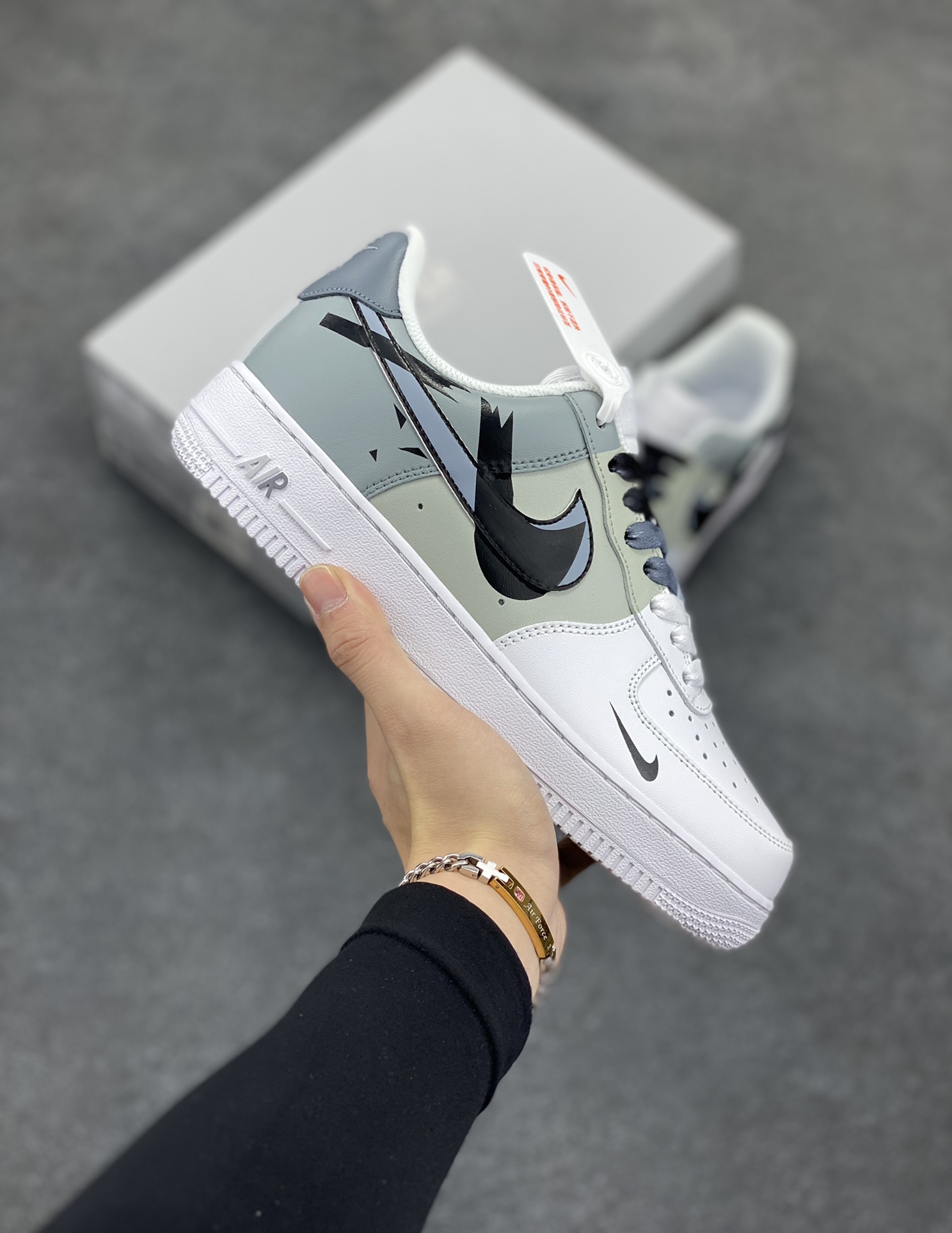 “手绘断勾”订制空军一号板鞋 一款简约的极简风格手绘空军鞋，采用断勾设计，展现出独特的设计风格。鞋面采用高品质的皮革材质，柔软舒适，穿着舒适。鞋底采用耐磨的橡胶材质，具有优异的抗磨性能。鞋面上的空军标志是本款鞋的亮点之一，增加了鞋子的时尚感和个性。这款断勾风格的手绘空军鞋适合搭配各种服饰，无论是休闲装还是运动装都能轻松搭配。 货号：CV2288-011 尺码：36 36.5 37.5 38 38.5 39 40 40.5 41 42 42.5 43 44 44.5 45-选品中心