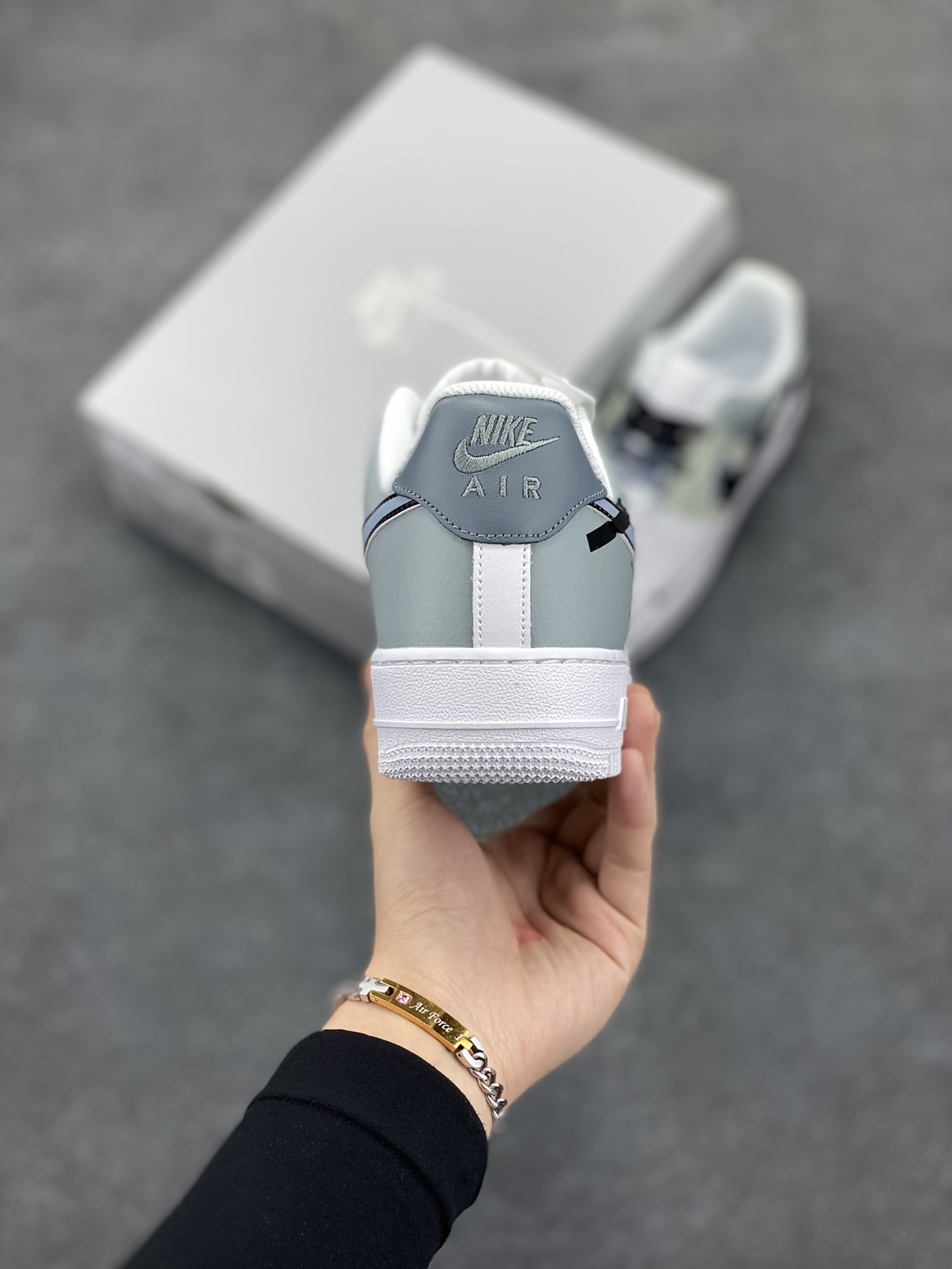 图片[4]-“手绘断勾”订制空军一号板鞋 一款简约的极简风格手绘空军鞋，采用断勾设计，展现出独特的设计风格。鞋面采用高品质的皮革材质，柔软舒适，穿着舒适。鞋底采用耐磨的橡胶材质，具有优异的抗磨性能。鞋面上的空军标志是本款鞋的亮点之一，增加了鞋子的时尚感和个性。这款断勾风格的手绘空军鞋适合搭配各种服饰，无论是休闲装还是运动装都能轻松搭配。 货号：CV2288-011 尺码：36 36.5 37.5 38 38.5 39 40 40.5 41 42 42.5 43 44 44.5 45-选品中心