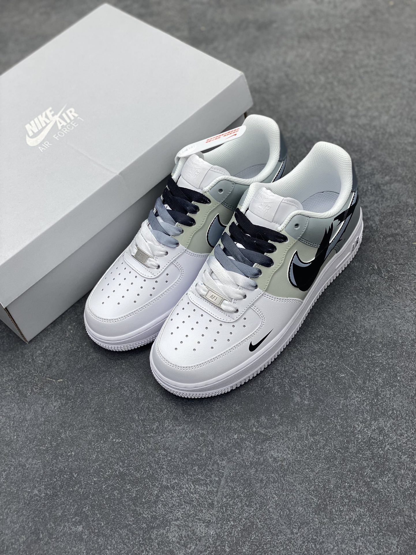 图片[8]-“手绘断勾”订制空军一号板鞋 一款简约的极简风格手绘空军鞋，采用断勾设计，展现出独特的设计风格。鞋面采用高品质的皮革材质，柔软舒适，穿着舒适。鞋底采用耐磨的橡胶材质，具有优异的抗磨性能。鞋面上的空军标志是本款鞋的亮点之一，增加了鞋子的时尚感和个性。这款断勾风格的手绘空军鞋适合搭配各种服饰，无论是休闲装还是运动装都能轻松搭配。 货号：CV2288-011 尺码：36 36.5 37.5 38 38.5 39 40 40.5 41 42 42.5 43 44 44.5 45-选品中心