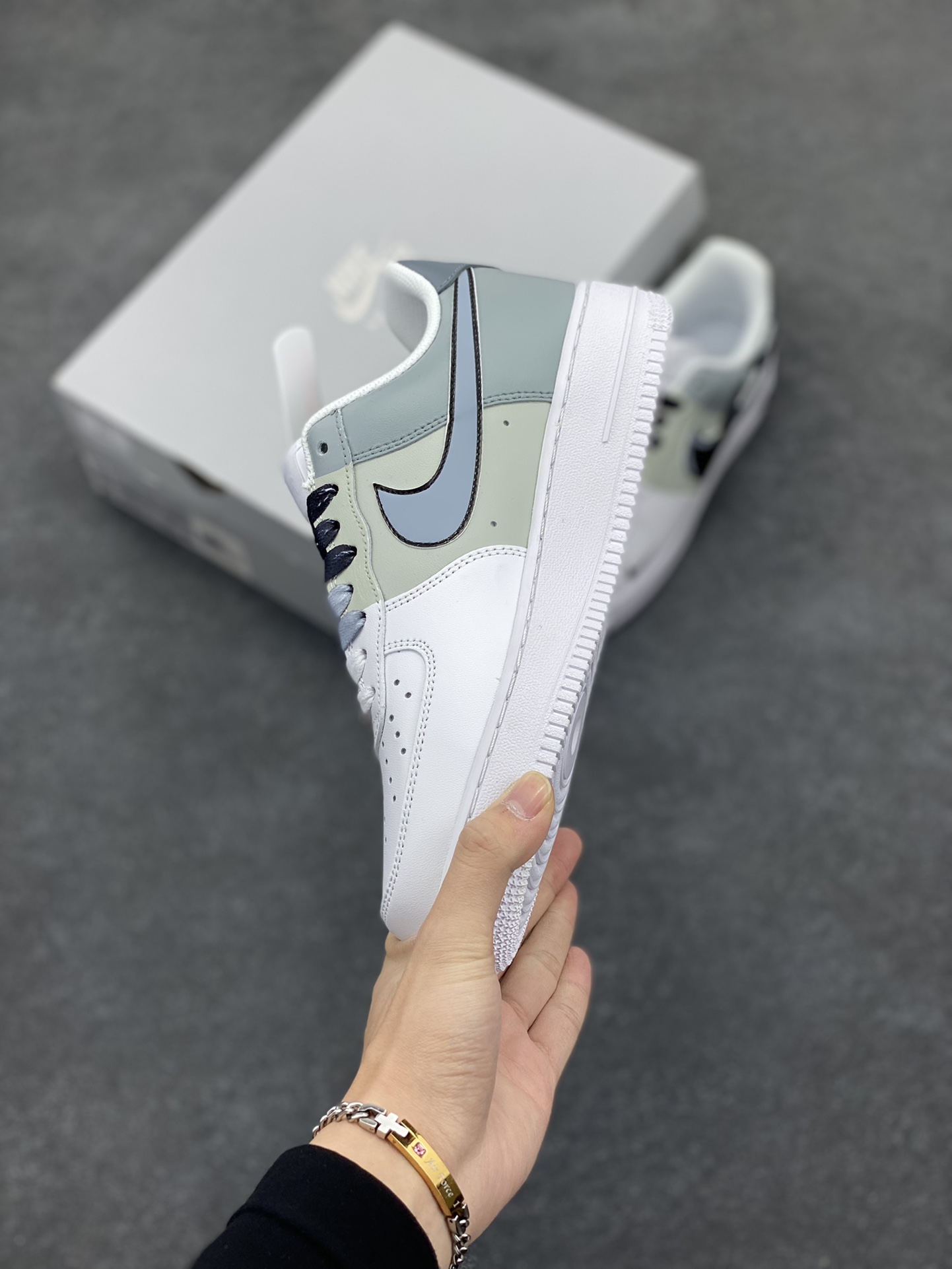 图片[3]-“手绘断勾”订制空军一号板鞋 一款简约的极简风格手绘空军鞋，采用断勾设计，展现出独特的设计风格。鞋面采用高品质的皮革材质，柔软舒适，穿着舒适。鞋底采用耐磨的橡胶材质，具有优异的抗磨性能。鞋面上的空军标志是本款鞋的亮点之一，增加了鞋子的时尚感和个性。这款断勾风格的手绘空军鞋适合搭配各种服饰，无论是休闲装还是运动装都能轻松搭配。 货号：CV2288-011 尺码：36 36.5 37.5 38 38.5 39 40 40.5 41 42 42.5 43 44 44.5 45-选品中心