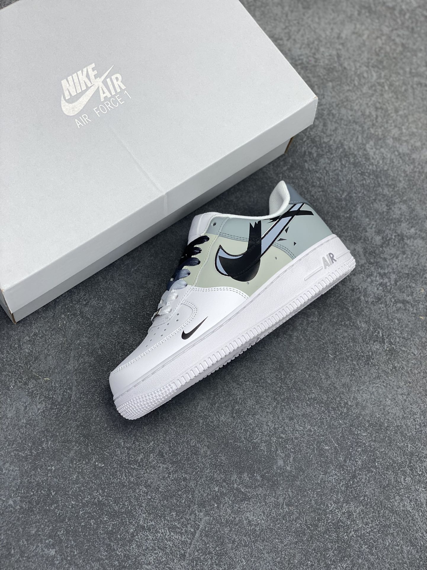 图片[7]-“手绘断勾”订制空军一号板鞋 一款简约的极简风格手绘空军鞋，采用断勾设计，展现出独特的设计风格。鞋面采用高品质的皮革材质，柔软舒适，穿着舒适。鞋底采用耐磨的橡胶材质，具有优异的抗磨性能。鞋面上的空军标志是本款鞋的亮点之一，增加了鞋子的时尚感和个性。这款断勾风格的手绘空军鞋适合搭配各种服饰，无论是休闲装还是运动装都能轻松搭配。 货号：CV2288-011 尺码：36 36.5 37.5 38 38.5 39 40 40.5 41 42 42.5 43 44 44.5 45-选品中心