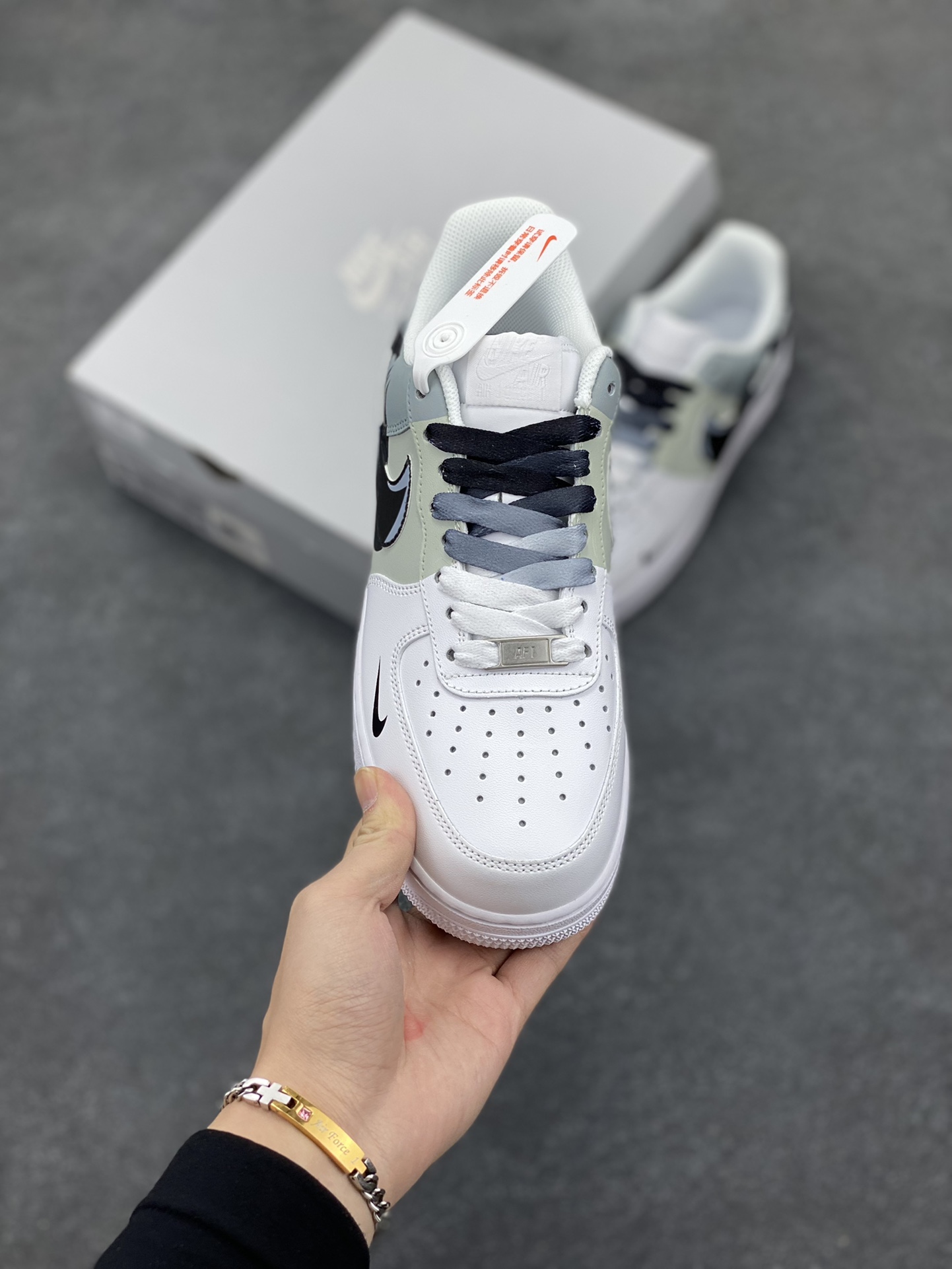 图片[2]-“手绘断勾”订制空军一号板鞋 一款简约的极简风格手绘空军鞋，采用断勾设计，展现出独特的设计风格。鞋面采用高品质的皮革材质，柔软舒适，穿着舒适。鞋底采用耐磨的橡胶材质，具有优异的抗磨性能。鞋面上的空军标志是本款鞋的亮点之一，增加了鞋子的时尚感和个性。这款断勾风格的手绘空军鞋适合搭配各种服饰，无论是休闲装还是运动装都能轻松搭配。 货号：CV2288-011 尺码：36 36.5 37.5 38 38.5 39 40 40.5 41 42 42.5 43 44 44.5 45-选品中心