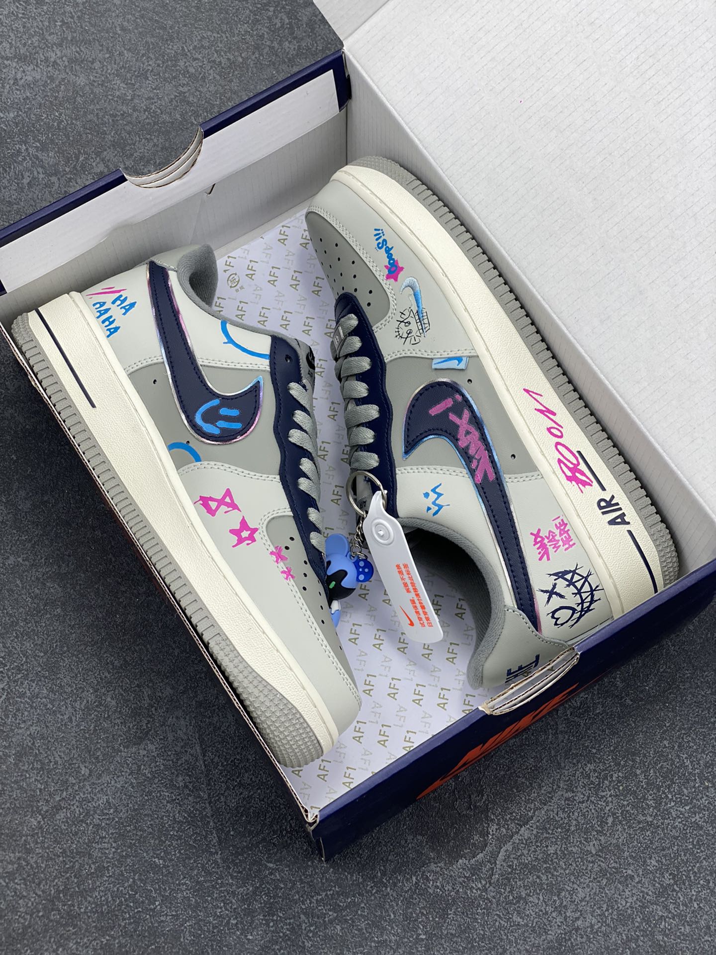 图片[9]-“金克丝”Nike Air Force 1 “Jinkesi”#英雄联盟系列 空军一号定制低帮秋冬板鞋 金克丝作为《英雄联盟》中最具标志性的角色之一，以其独特的外形和狂野的个性吸引了无数玩家的注意。她的粉色头发、双马尾和朋克风服装，使她在游戏中格外醒目。而她那神经狂躁、冲动任性的性格，以及对破坏和混乱的热爱，让她成为了反叛与自由精神的代表 货号：XL2321-222 尺码：36 36.5 37.5 38 38.5 39 40 40.5 41 42 42.5 43 44 44.5 45-选品中心