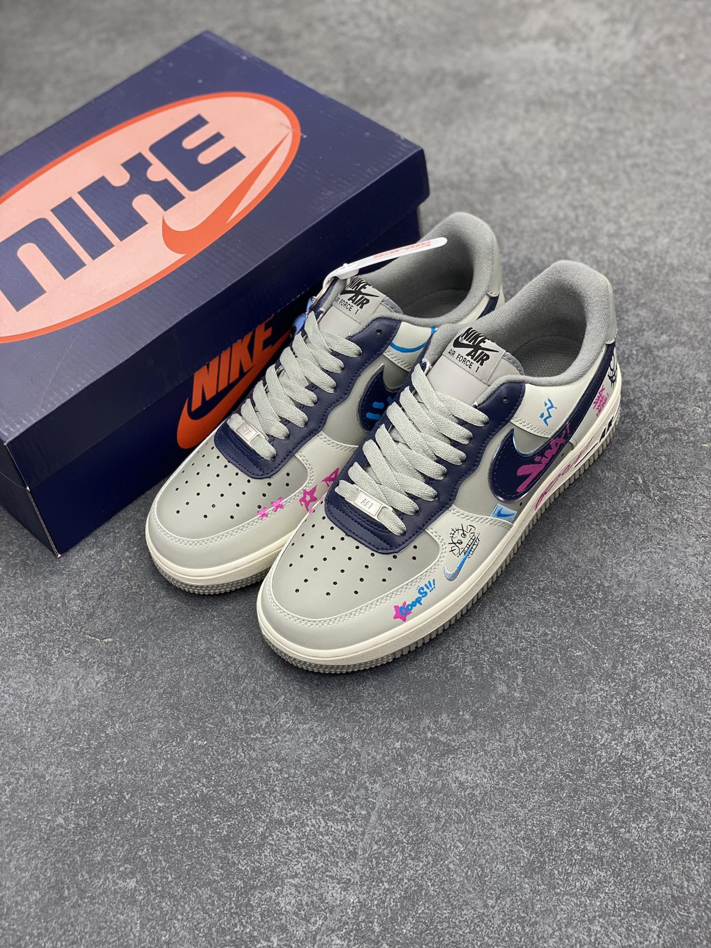 图片[8]-“金克丝”Nike Air Force 1 “Jinkesi”#英雄联盟系列 空军一号定制低帮秋冬板鞋 金克丝作为《英雄联盟》中最具标志性的角色之一，以其独特的外形和狂野的个性吸引了无数玩家的注意。她的粉色头发、双马尾和朋克风服装，使她在游戏中格外醒目。而她那神经狂躁、冲动任性的性格，以及对破坏和混乱的热爱，让她成为了反叛与自由精神的代表 货号：XL2321-222 尺码：36 36.5 37.5 38 38.5 39 40 40.5 41 42 42.5 43 44 44.5 45-选品中心