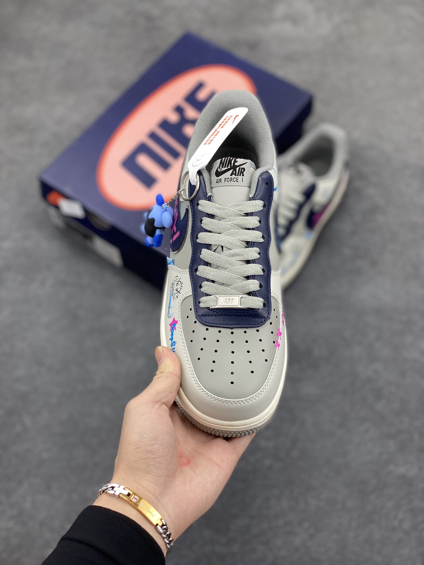 图片[2]-“金克丝”Nike Air Force 1 “Jinkesi”#英雄联盟系列 空军一号定制低帮秋冬板鞋 金克丝作为《英雄联盟》中最具标志性的角色之一，以其独特的外形和狂野的个性吸引了无数玩家的注意。她的粉色头发、双马尾和朋克风服装，使她在游戏中格外醒目。而她那神经狂躁、冲动任性的性格，以及对破坏和混乱的热爱，让她成为了反叛与自由精神的代表 货号：XL2321-222 尺码：36 36.5 37.5 38 38.5 39 40 40.5 41 42 42.5 43 44 44.5 45-选品中心
