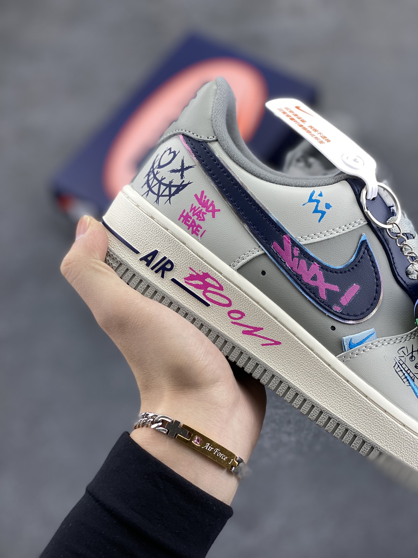 图片[6]-“金克丝”Nike Air Force 1 “Jinkesi”#英雄联盟系列 空军一号定制低帮秋冬板鞋 金克丝作为《英雄联盟》中最具标志性的角色之一，以其独特的外形和狂野的个性吸引了无数玩家的注意。她的粉色头发、双马尾和朋克风服装，使她在游戏中格外醒目。而她那神经狂躁、冲动任性的性格，以及对破坏和混乱的热爱，让她成为了反叛与自由精神的代表 货号：XL2321-222 尺码：36 36.5 37.5 38 38.5 39 40 40.5 41 42 42.5 43 44 44.5 45-选品中心