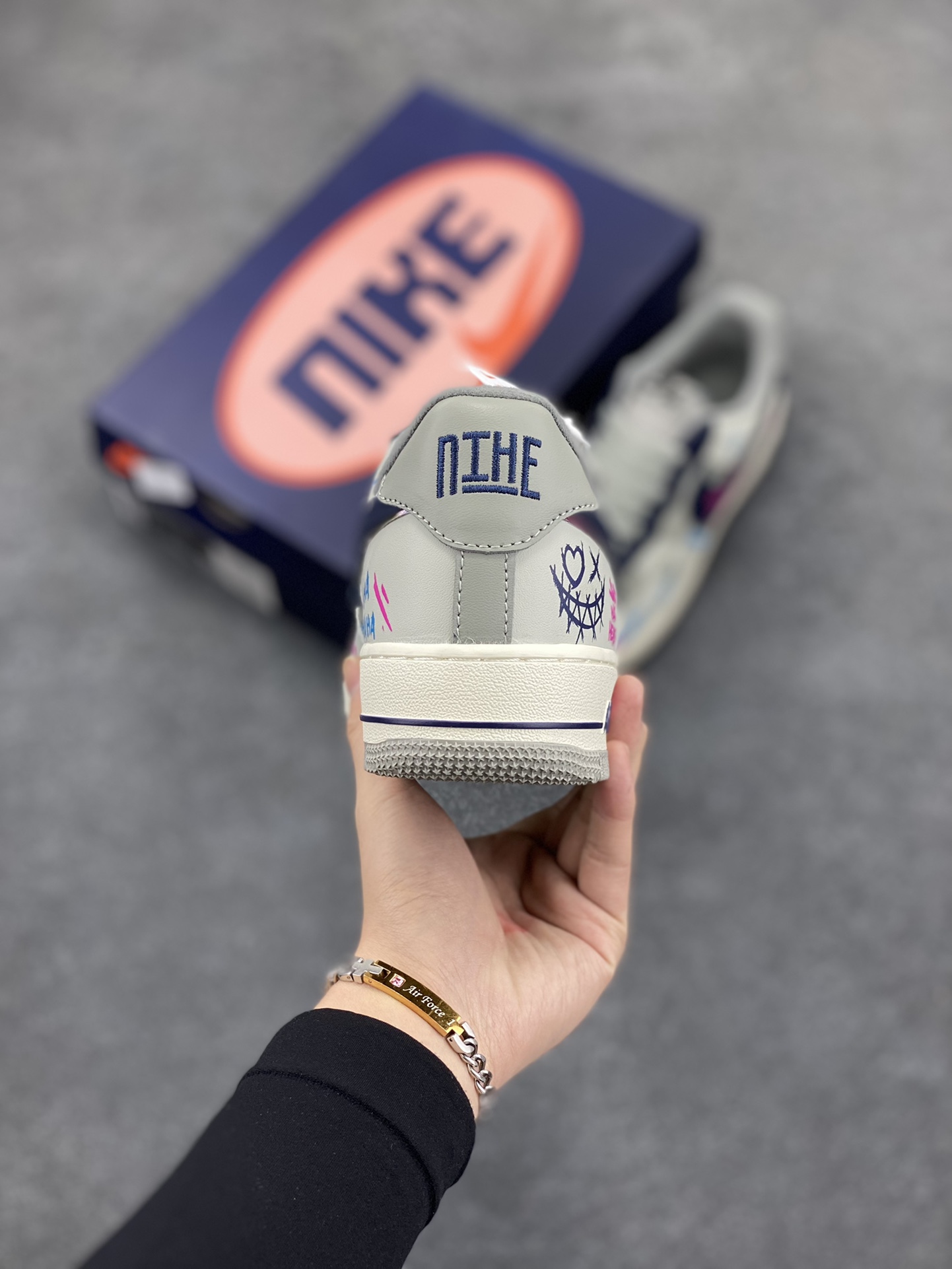 图片[4]-“金克丝”Nike Air Force 1 “Jinkesi”#英雄联盟系列 空军一号定制低帮秋冬板鞋 金克丝作为《英雄联盟》中最具标志性的角色之一，以其独特的外形和狂野的个性吸引了无数玩家的注意。她的粉色头发、双马尾和朋克风服装，使她在游戏中格外醒目。而她那神经狂躁、冲动任性的性格，以及对破坏和混乱的热爱，让她成为了反叛与自由精神的代表 货号：XL2321-222 尺码：36 36.5 37.5 38 38.5 39 40 40.5 41 42 42.5 43 44 44.5 45-选品中心