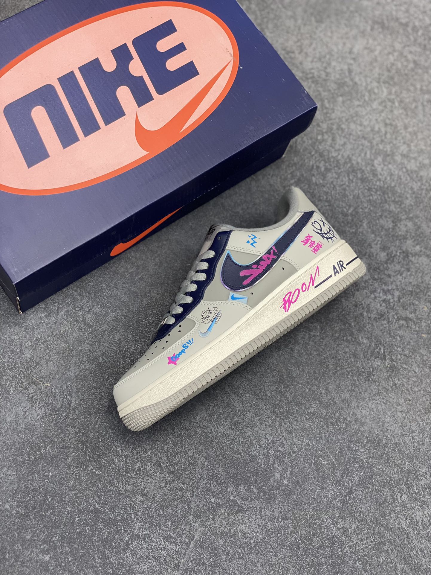 图片[7]-“金克丝”Nike Air Force 1 “Jinkesi”#英雄联盟系列 空军一号定制低帮秋冬板鞋 金克丝作为《英雄联盟》中最具标志性的角色之一，以其独特的外形和狂野的个性吸引了无数玩家的注意。她的粉色头发、双马尾和朋克风服装，使她在游戏中格外醒目。而她那神经狂躁、冲动任性的性格，以及对破坏和混乱的热爱，让她成为了反叛与自由精神的代表 货号：XL2321-222 尺码：36 36.5 37.5 38 38.5 39 40 40.5 41 42 42.5 43 44 44.5 45-选品中心