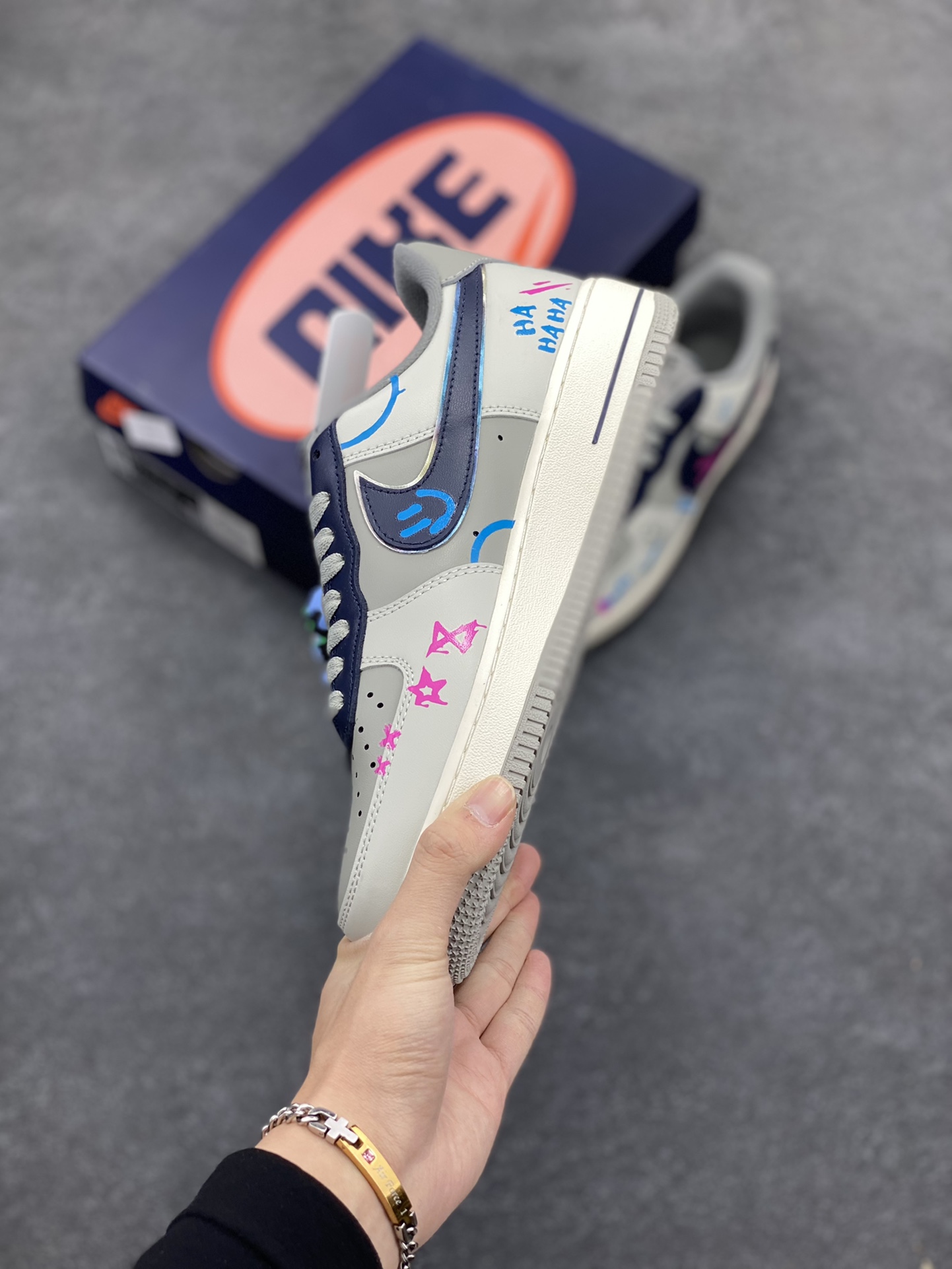 图片[3]-“金克丝”Nike Air Force 1 “Jinkesi”#英雄联盟系列 空军一号定制低帮秋冬板鞋 金克丝作为《英雄联盟》中最具标志性的角色之一，以其独特的外形和狂野的个性吸引了无数玩家的注意。她的粉色头发、双马尾和朋克风服装，使她在游戏中格外醒目。而她那神经狂躁、冲动任性的性格，以及对破坏和混乱的热爱，让她成为了反叛与自由精神的代表 货号：XL2321-222 尺码：36 36.5 37.5 38 38.5 39 40 40.5 41 42 42.5 43 44 44.5 45-选品中心