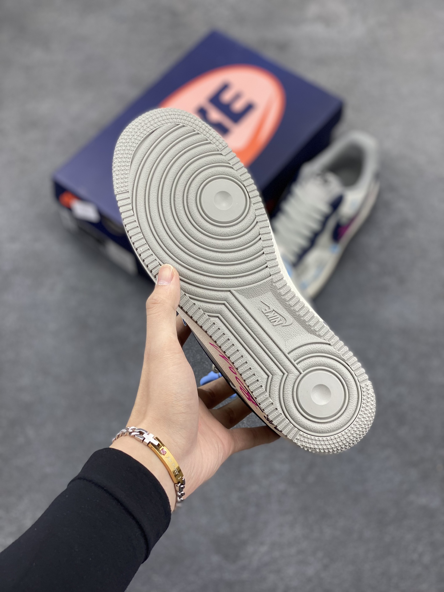 图片[5]-“金克丝”Nike Air Force 1 “Jinkesi”#英雄联盟系列 空军一号定制低帮秋冬板鞋 金克丝作为《英雄联盟》中最具标志性的角色之一，以其独特的外形和狂野的个性吸引了无数玩家的注意。她的粉色头发、双马尾和朋克风服装，使她在游戏中格外醒目。而她那神经狂躁、冲动任性的性格，以及对破坏和混乱的热爱，让她成为了反叛与自由精神的代表 货号：XL2321-222 尺码：36 36.5 37.5 38 38.5 39 40 40.5 41 42 42.5 43 44 44.5 45-选品中心