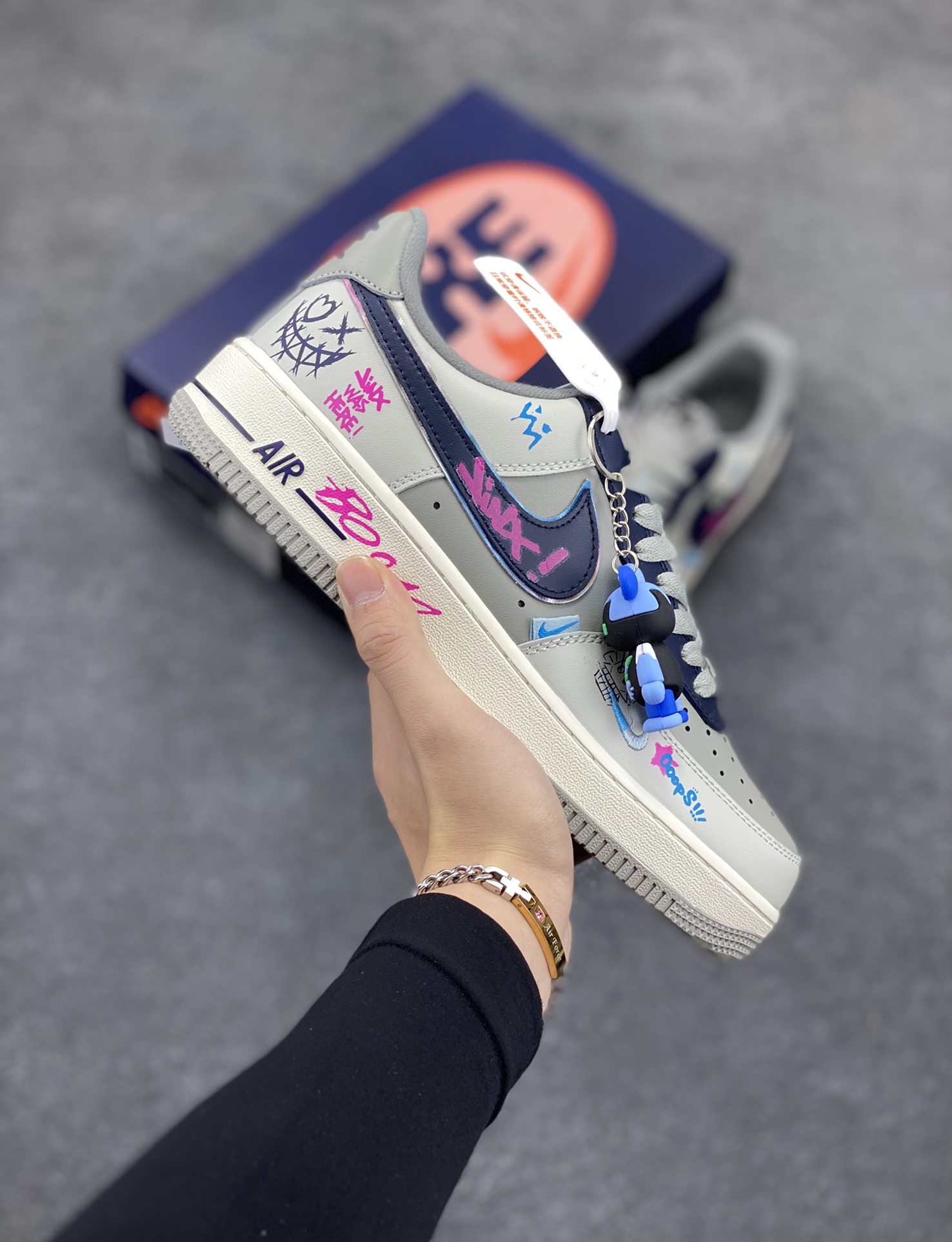 “金克丝”Nike Air Force 1 “Jinkesi”#英雄联盟系列 空军一号定制低帮秋冬板鞋 金克丝作为《英雄联盟》中最具标志性的角色之一，以其独特的外形和狂野的个性吸引了无数玩家的注意。她的粉色头发、双马尾和朋克风服装，使她在游戏中格外醒目。而她那神经狂躁、冲动任性的性格，以及对破坏和混乱的热爱，让她成为了反叛与自由精神的代表 货号：XL2321-222 尺码：36 36.5 37.5 38 38.5 39 40 40.5 41 42 42.5 43 44 44.5 45-选品中心