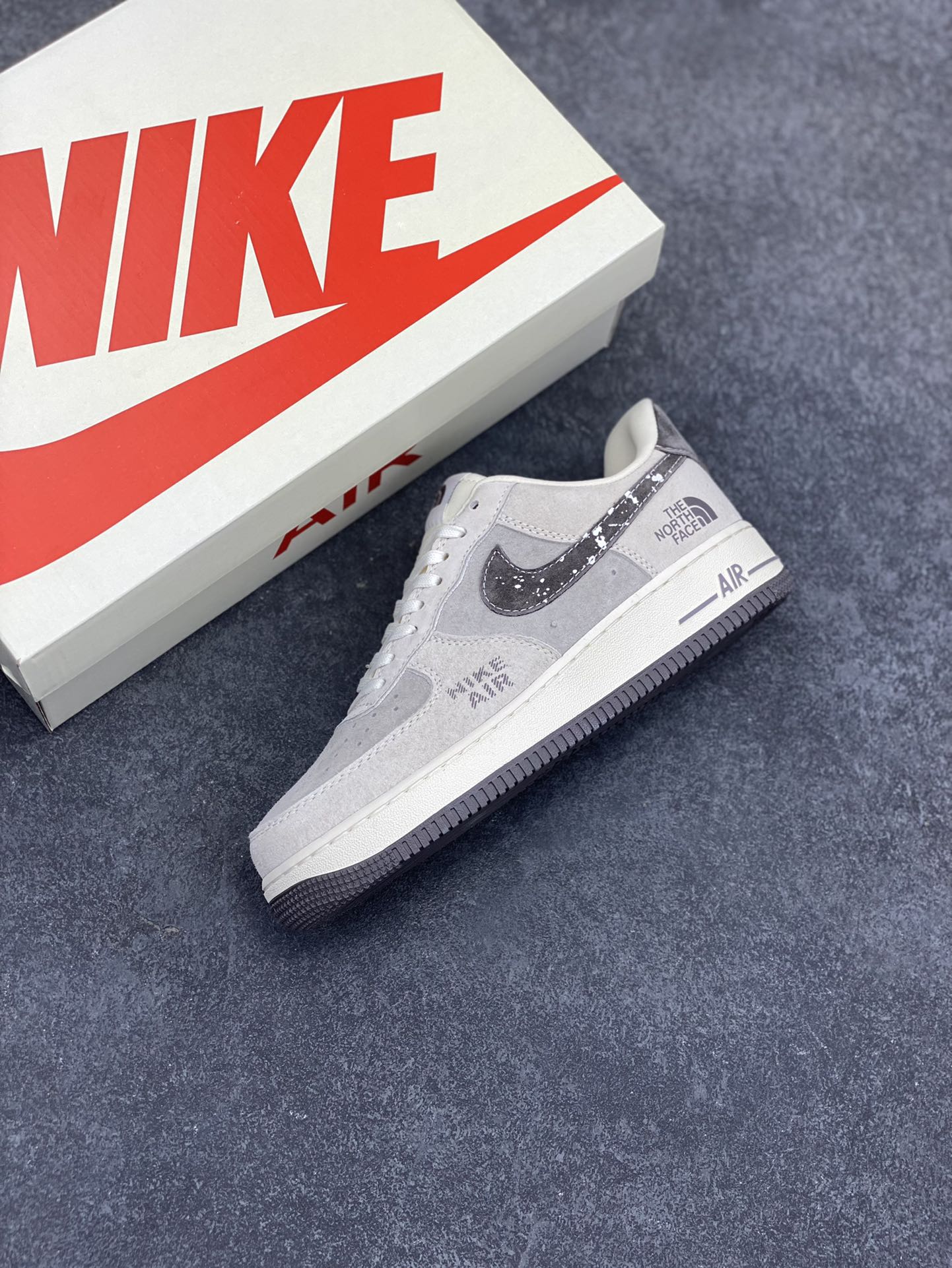 图片[7]-NIke Air Force 1 \’07 Low “北面联名——雪花勾”空军一号 低帮 运动鞋 休闲鞋 折边针车 工艺难度大 原楦头原纸板 原装鞋盒 定制五金配件 内置全掌气垫 原厂鞋底 货号：KK1988-041 尺码：36 36.5 37.5 38 38.5 39 40 40.5 41 42 42.5 43 44 44.5 45-选品中心