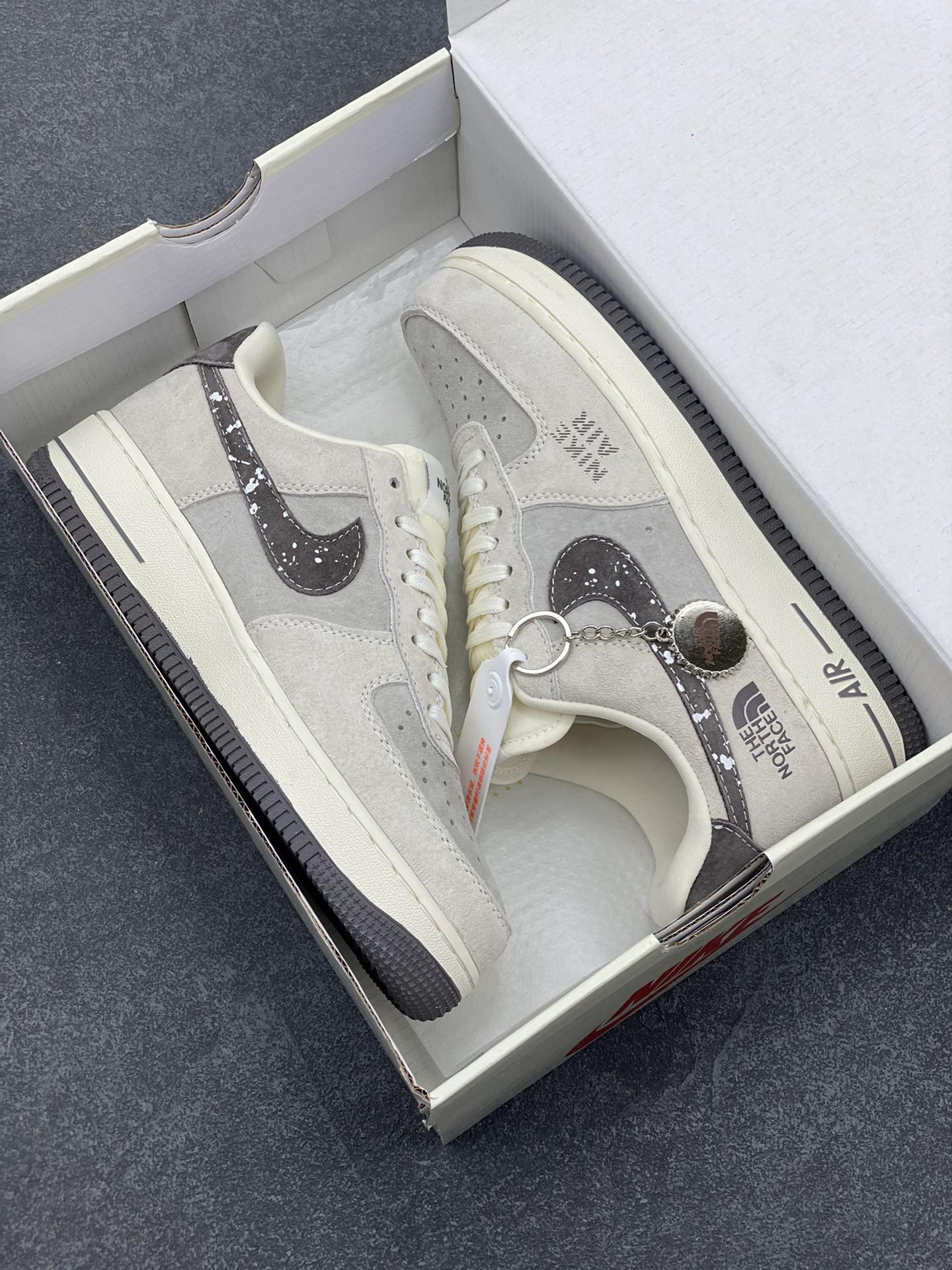 图片[9]-NIke Air Force 1 \’07 Low “北面联名——雪花勾”空军一号 低帮 运动鞋 休闲鞋 折边针车 工艺难度大 原楦头原纸板 原装鞋盒 定制五金配件 内置全掌气垫 原厂鞋底 货号：KK1988-041 尺码：36 36.5 37.5 38 38.5 39 40 40.5 41 42 42.5 43 44 44.5 45-选品中心