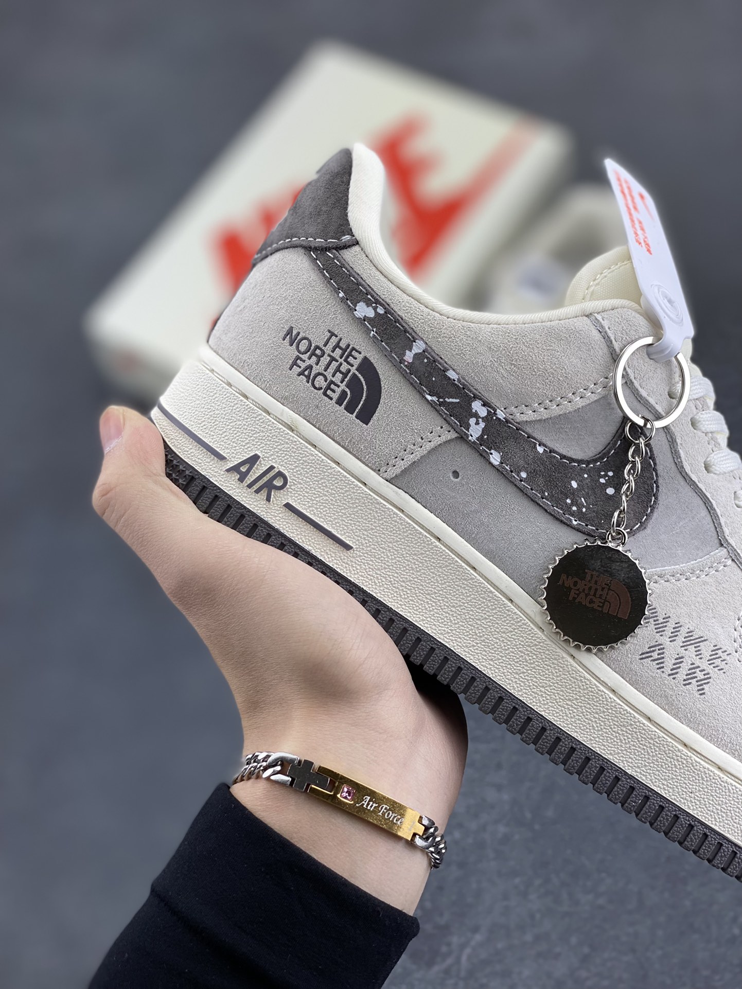 图片[6]-NIke Air Force 1 \’07 Low “北面联名——雪花勾”空军一号 低帮 运动鞋 休闲鞋 折边针车 工艺难度大 原楦头原纸板 原装鞋盒 定制五金配件 内置全掌气垫 原厂鞋底 货号：KK1988-041 尺码：36 36.5 37.5 38 38.5 39 40 40.5 41 42 42.5 43 44 44.5 45-选品中心