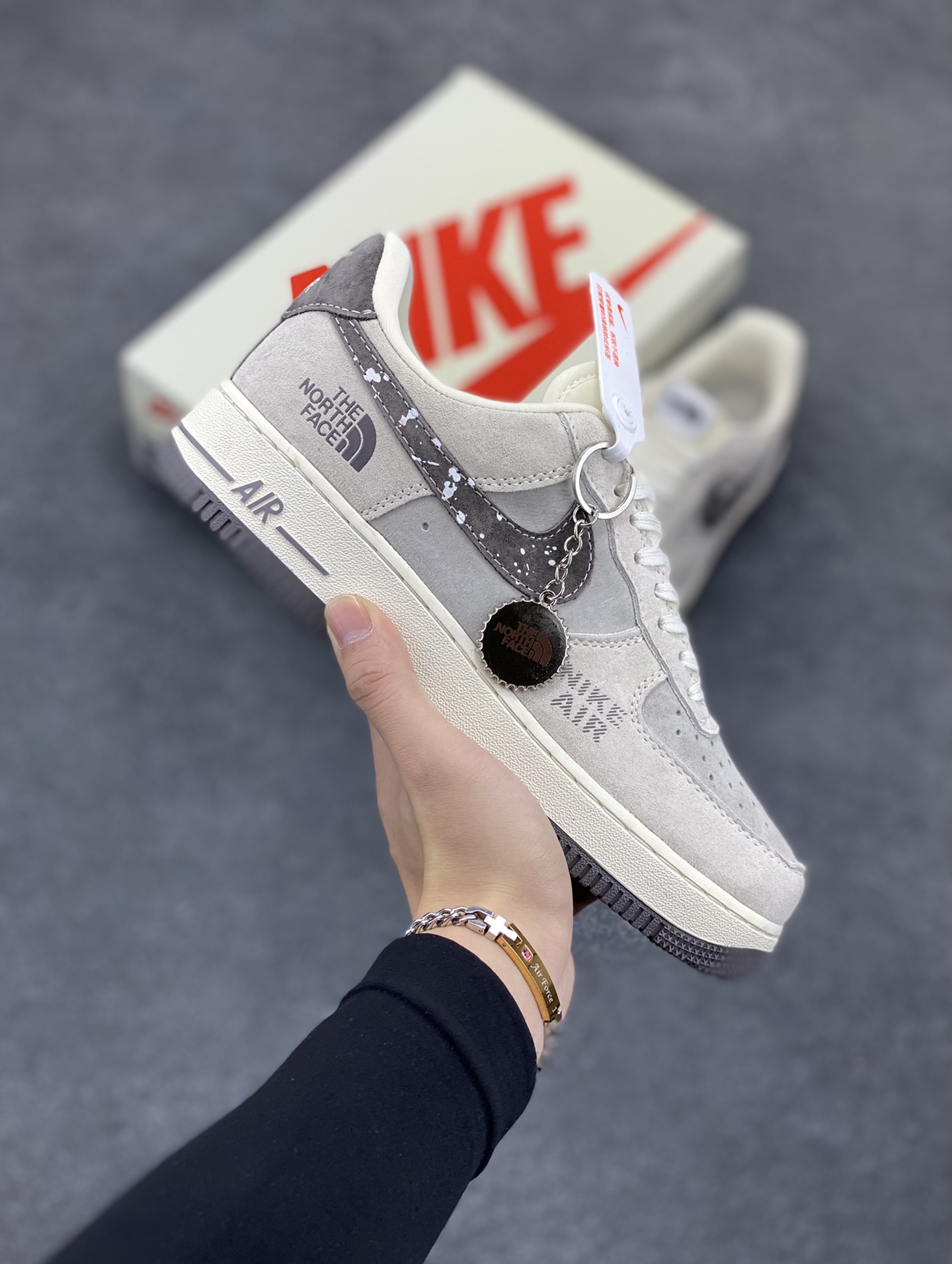 NIke Air Force 1 \’07 Low “北面联名——雪花勾”空军一号 低帮 运动鞋 休闲鞋 折边针车 工艺难度大 原楦头原纸板 原装鞋盒 定制五金配件 内置全掌气垫 原厂鞋底 货号：KK1988-041 尺码：36 36.5 37.5 38 38.5 39 40 40.5 41 42 42.5 43 44 44.5 45-选品中心