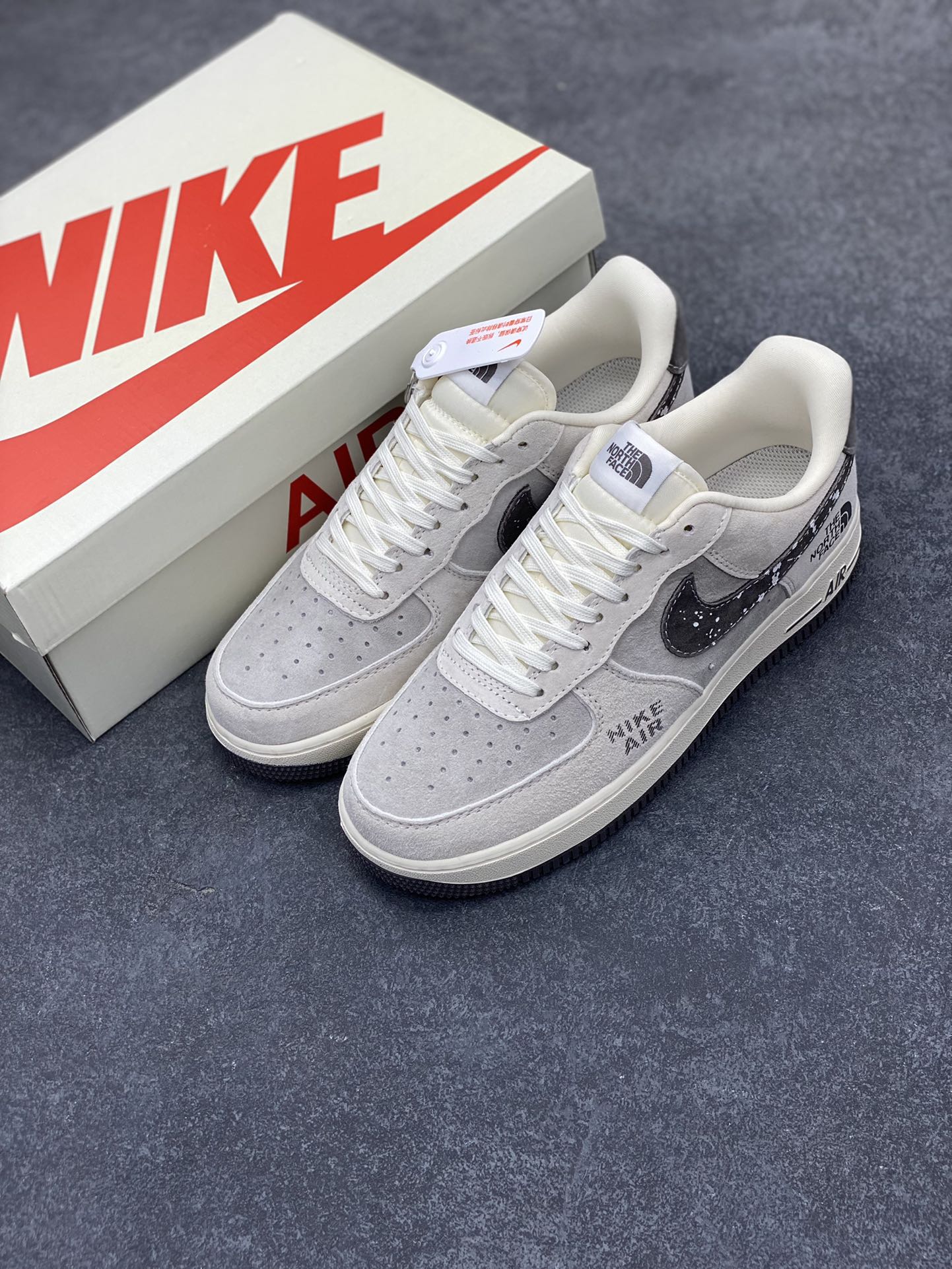 图片[8]-NIke Air Force 1 \’07 Low “北面联名——雪花勾”空军一号 低帮 运动鞋 休闲鞋 折边针车 工艺难度大 原楦头原纸板 原装鞋盒 定制五金配件 内置全掌气垫 原厂鞋底 货号：KK1988-041 尺码：36 36.5 37.5 38 38.5 39 40 40.5 41 42 42.5 43 44 44.5 45-选品中心