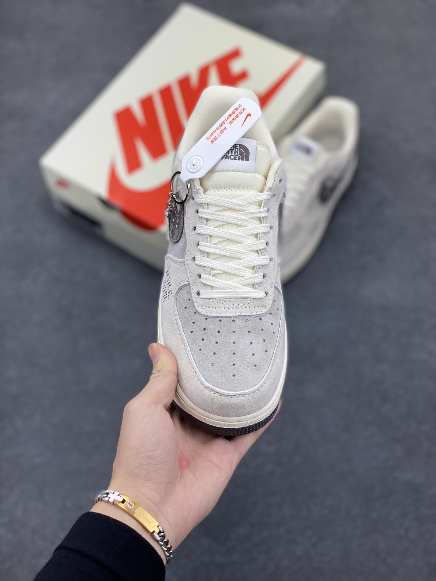 图片[2]-NIke Air Force 1 \’07 Low “北面联名——雪花勾”空军一号 低帮 运动鞋 休闲鞋 折边针车 工艺难度大 原楦头原纸板 原装鞋盒 定制五金配件 内置全掌气垫 原厂鞋底 货号：KK1988-041 尺码：36 36.5 37.5 38 38.5 39 40 40.5 41 42 42.5 43 44 44.5 45-选品中心